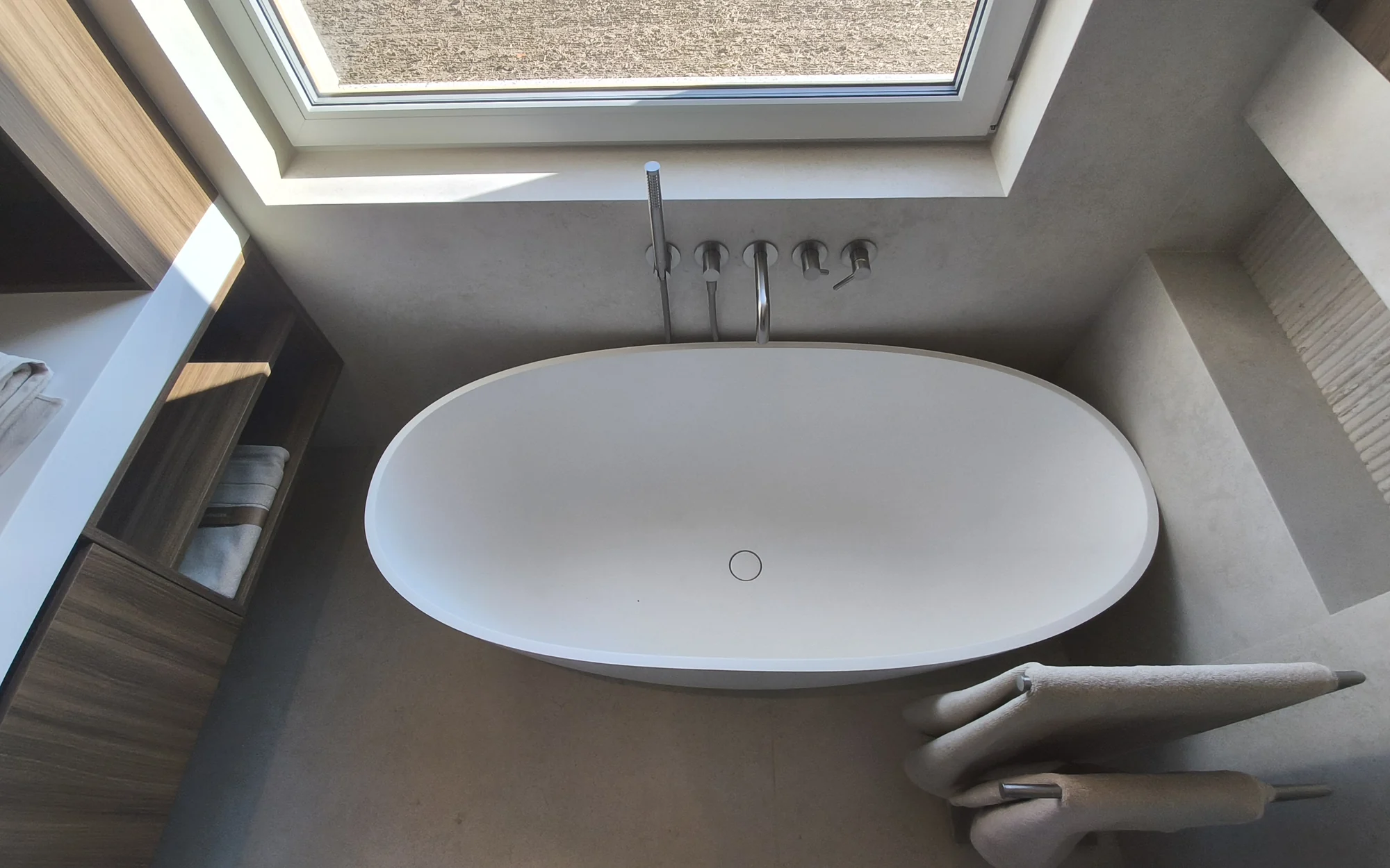 Wanna pod oknem. Apartament dwupoziomowy 120 m² w Siechnicach
