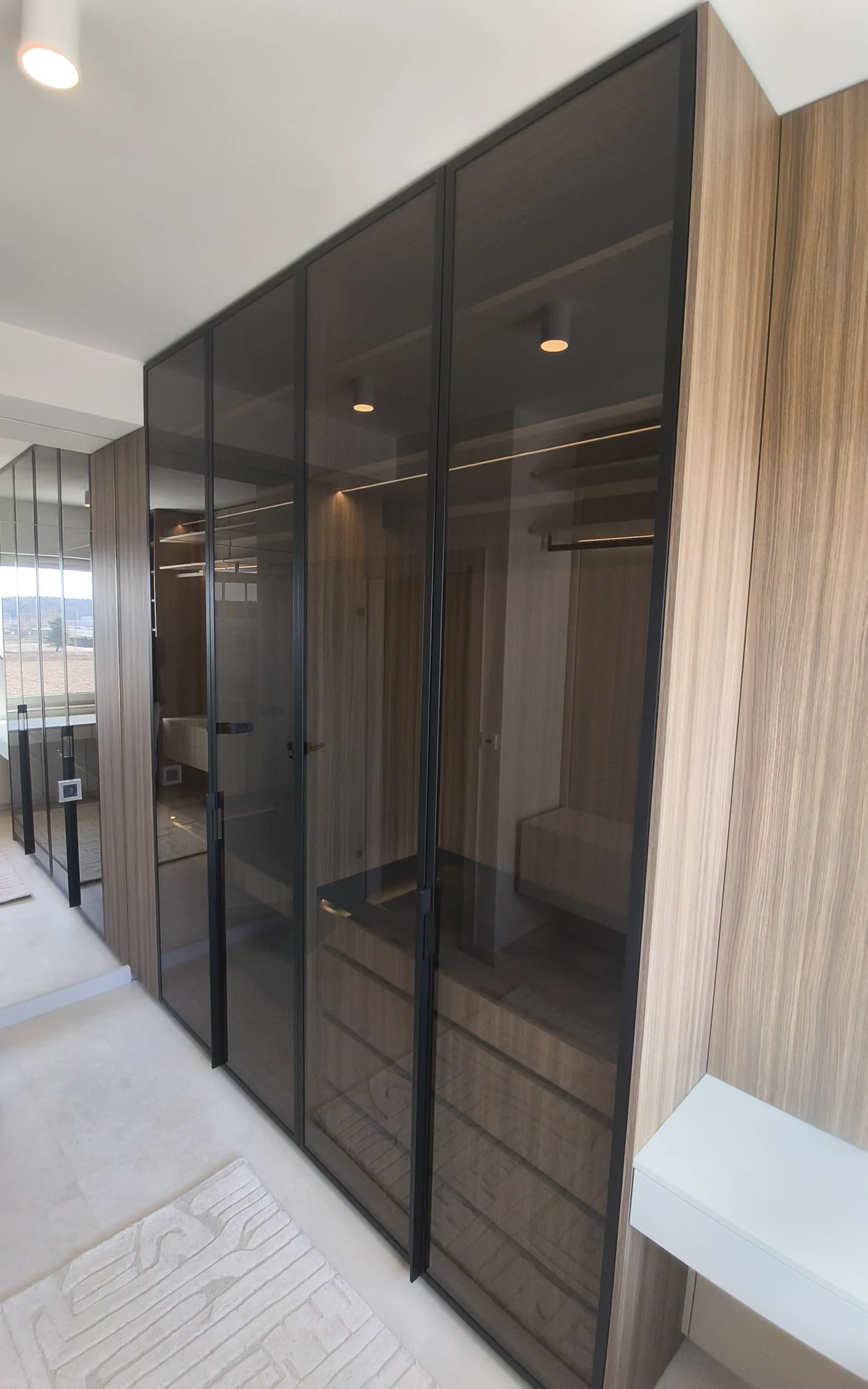 Zabudowa ze szklanymi frontami. Apartament dwupoziomowy 120 m² w Siechnicach