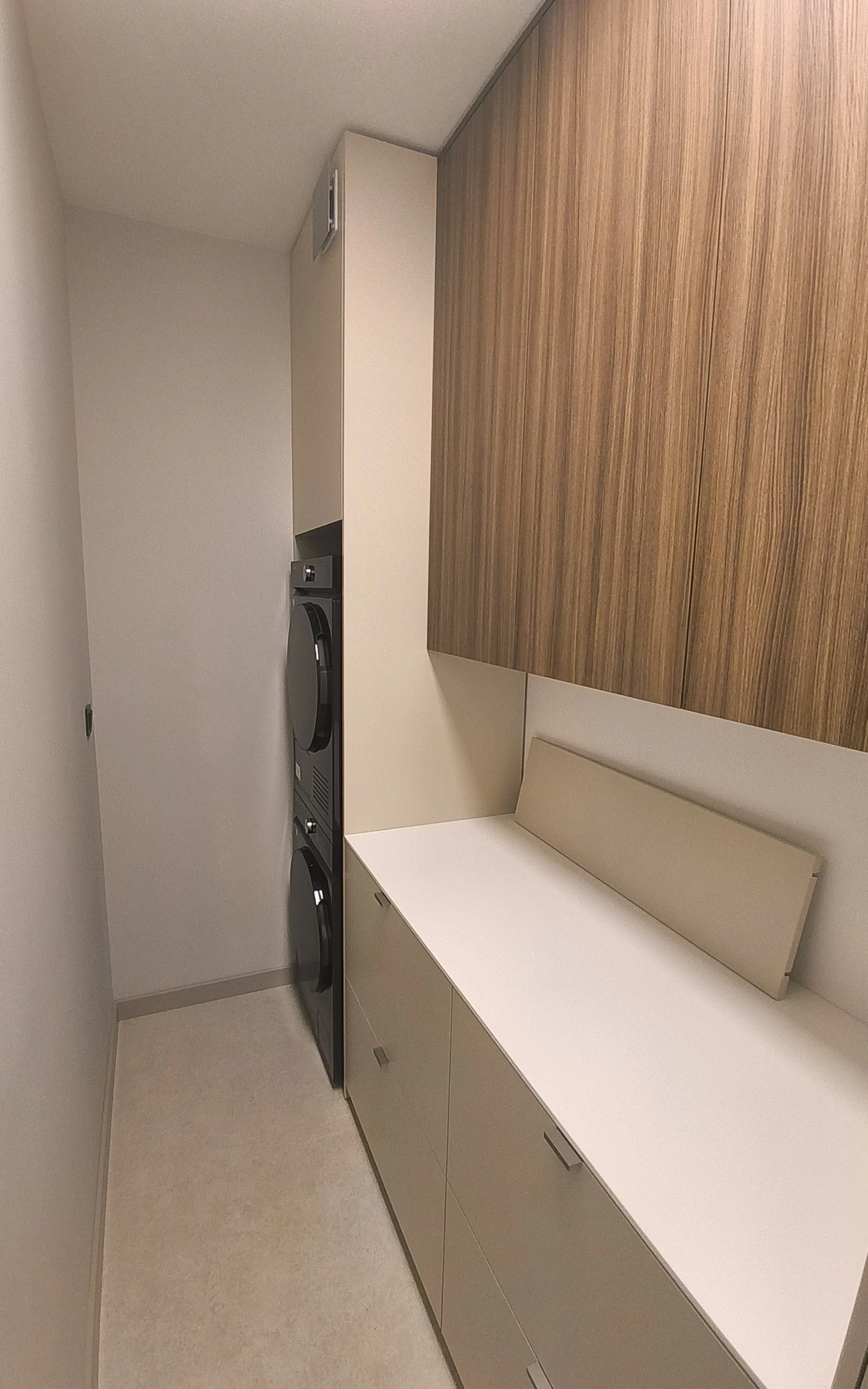 Siedzisko w zabudowie korytarza. Apartament dwupoziomowy 120 m² w Siechnicach