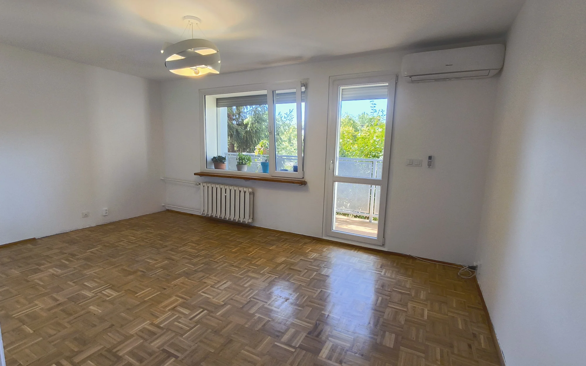 Salon z wyjściem na balkon. Renowacja mieszkania we Wrocławiu