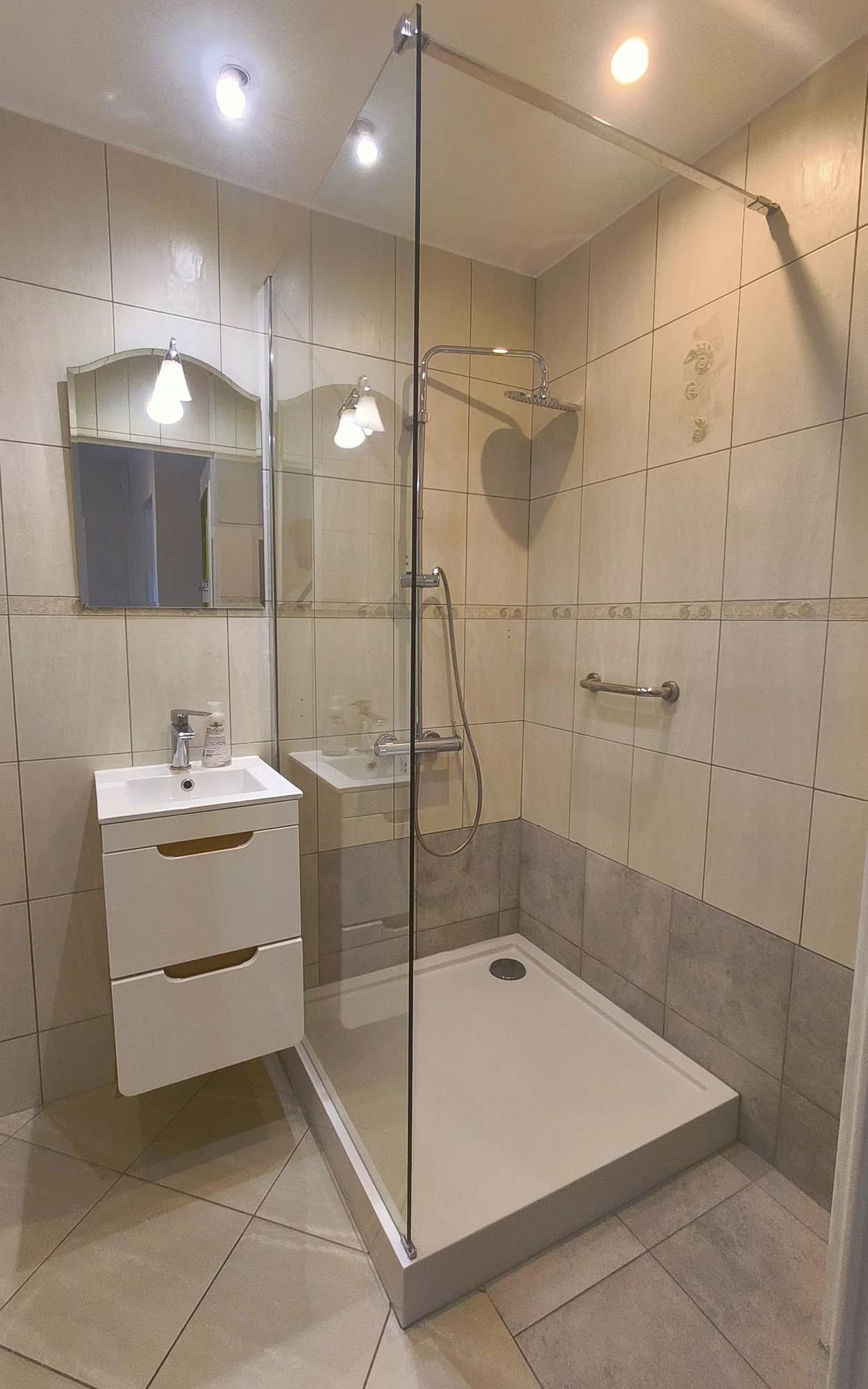 Łazienka z prysznicem. Renowacja mieszkania we Wrocławiu