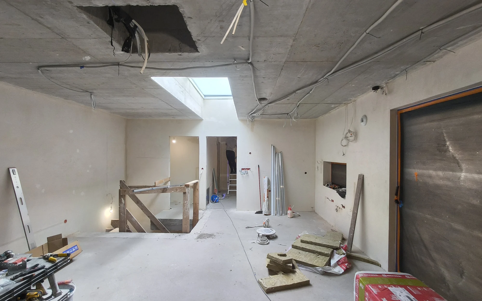 Instalacje przed zamknięciem sufitu. Apartament dwupoziomowy 120 m² w Siechnicach