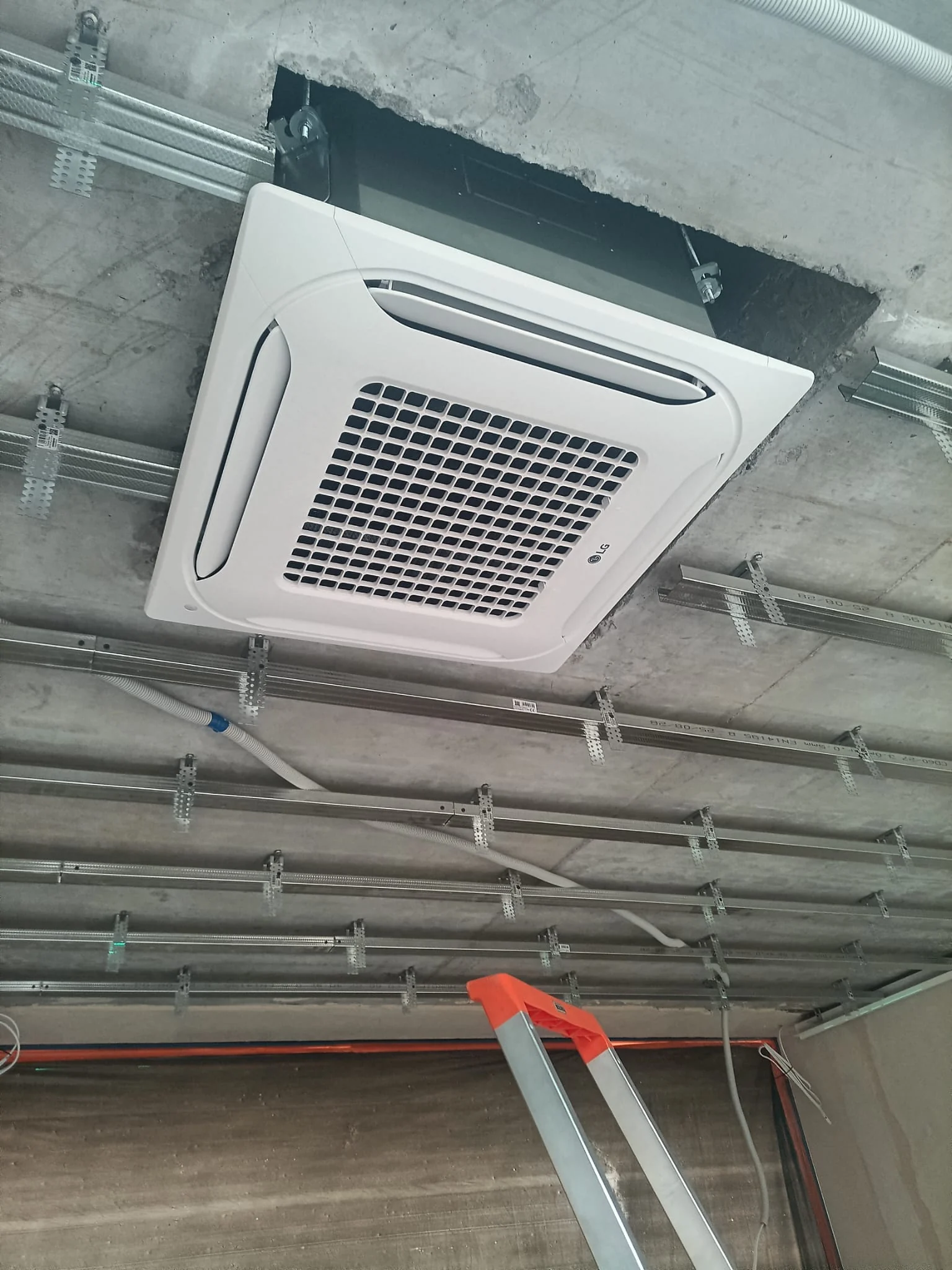 Urządzenie sufitowe i przewody instalacyjne. Apartament dwupoziomowy 120 m² w Siechnicach