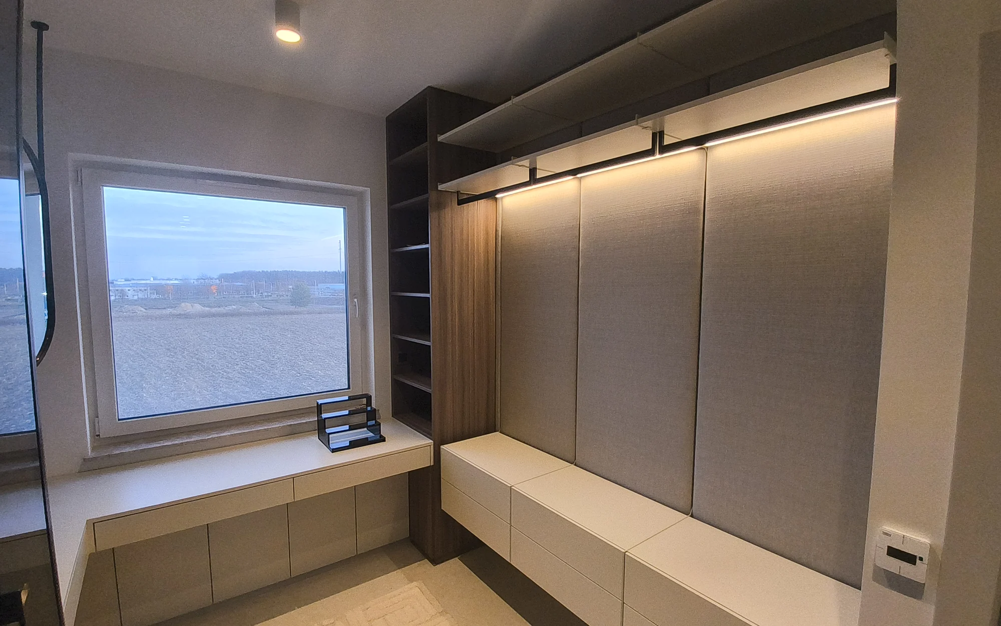 Zabudowa i siedzisko przy oknie. Apartament dwupoziomowy 120 m² w Siechnicach