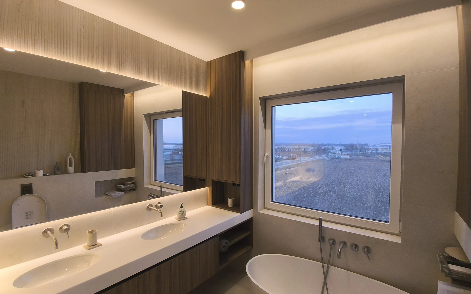 Dwie umywalki i lustro. Apartament dwupoziomowy 120 m² w Siechnicach
