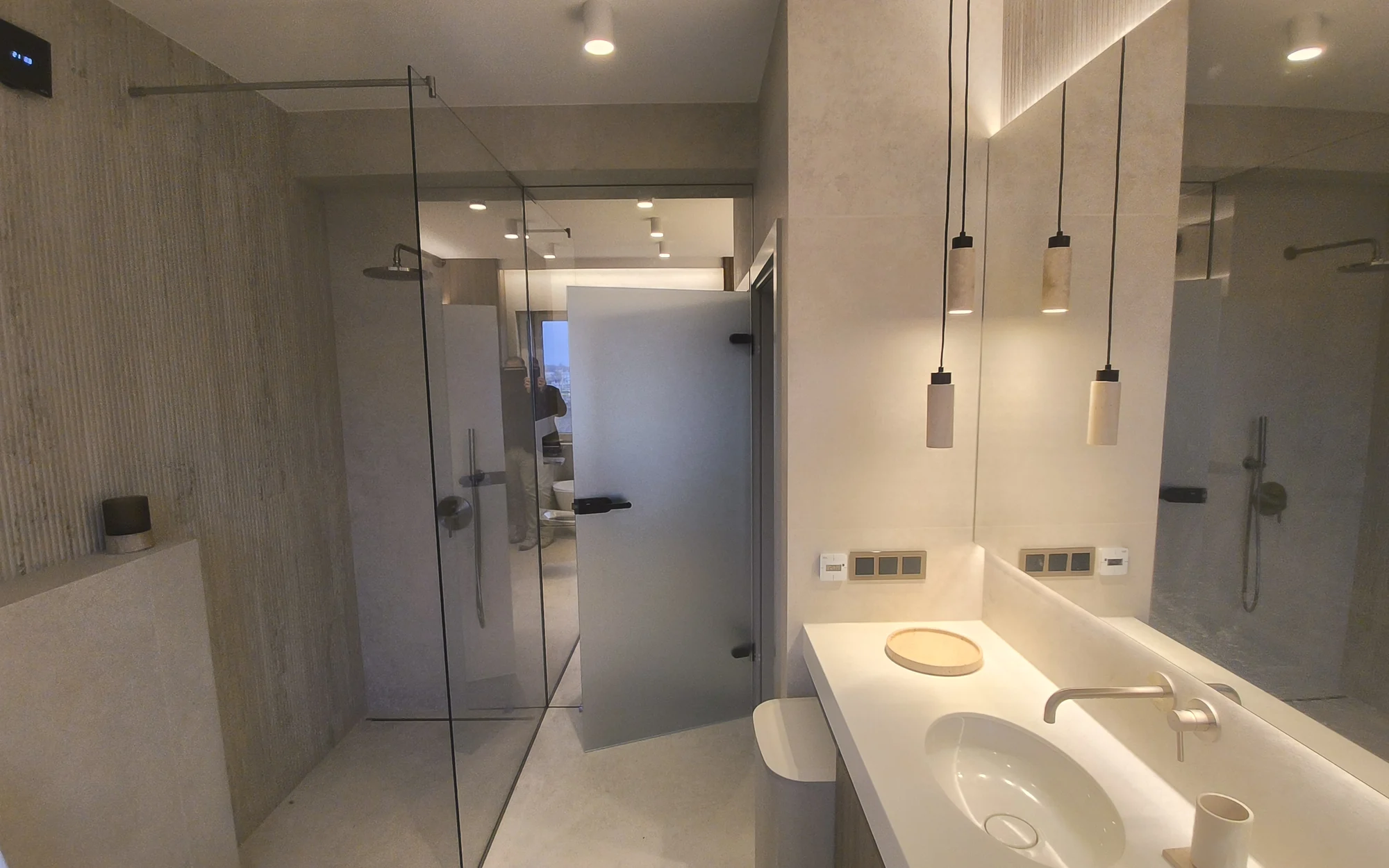 Przeszklenie strefy prysznica. Apartament dwupoziomowy 120 m² w Siechnicach