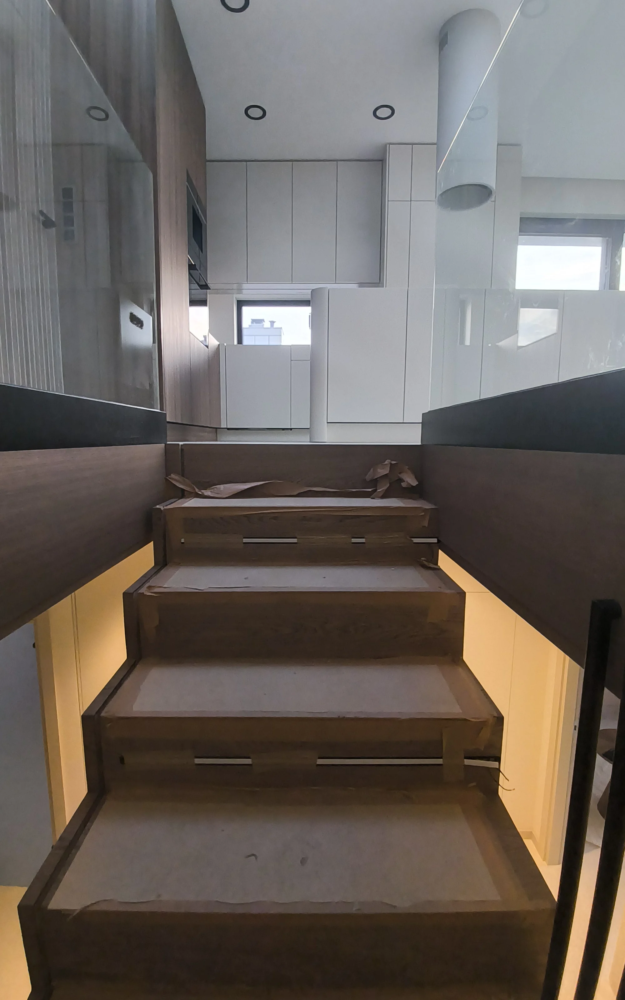 Schody z podświetleniem stopni. Apartament dwupoziomowy 120 m² w Siechnicach