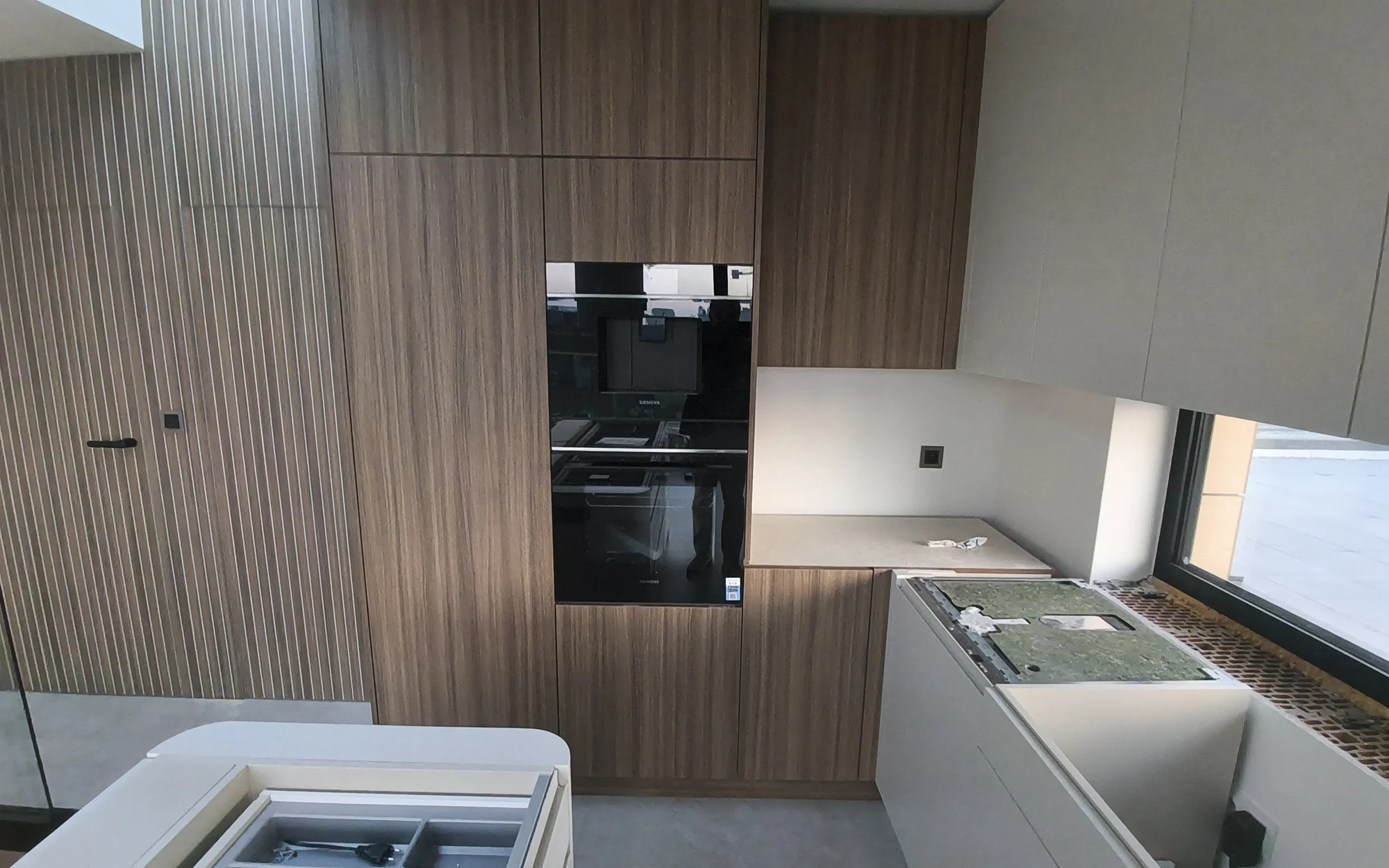 Montaż kuchni przed założeniem blatu. Apartament dwupoziomowy 120 m² w Siechnicach