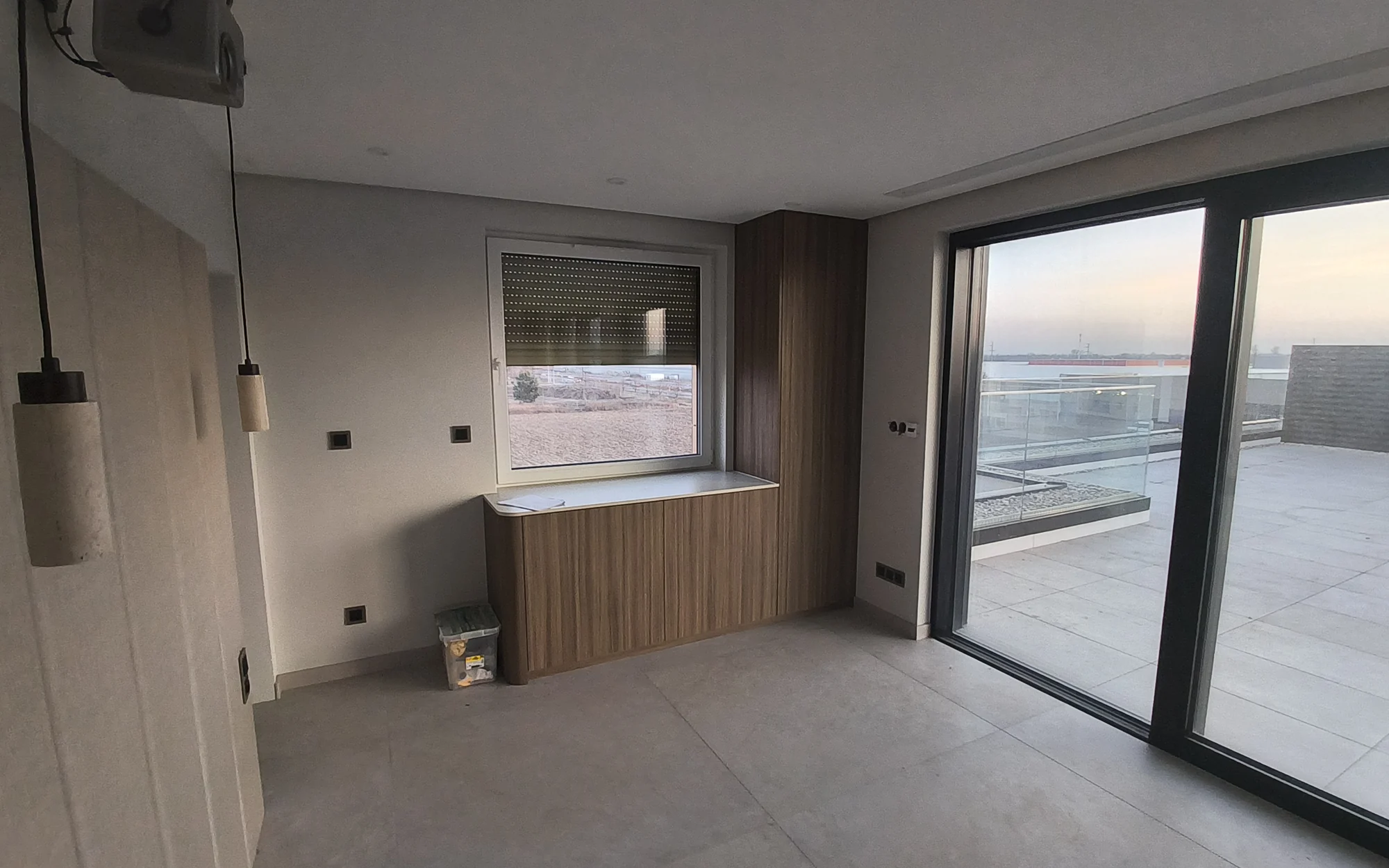 Strefa dzienna w trakcie wykończenia. Apartament dwupoziomowy 120 m² w Siechnicach