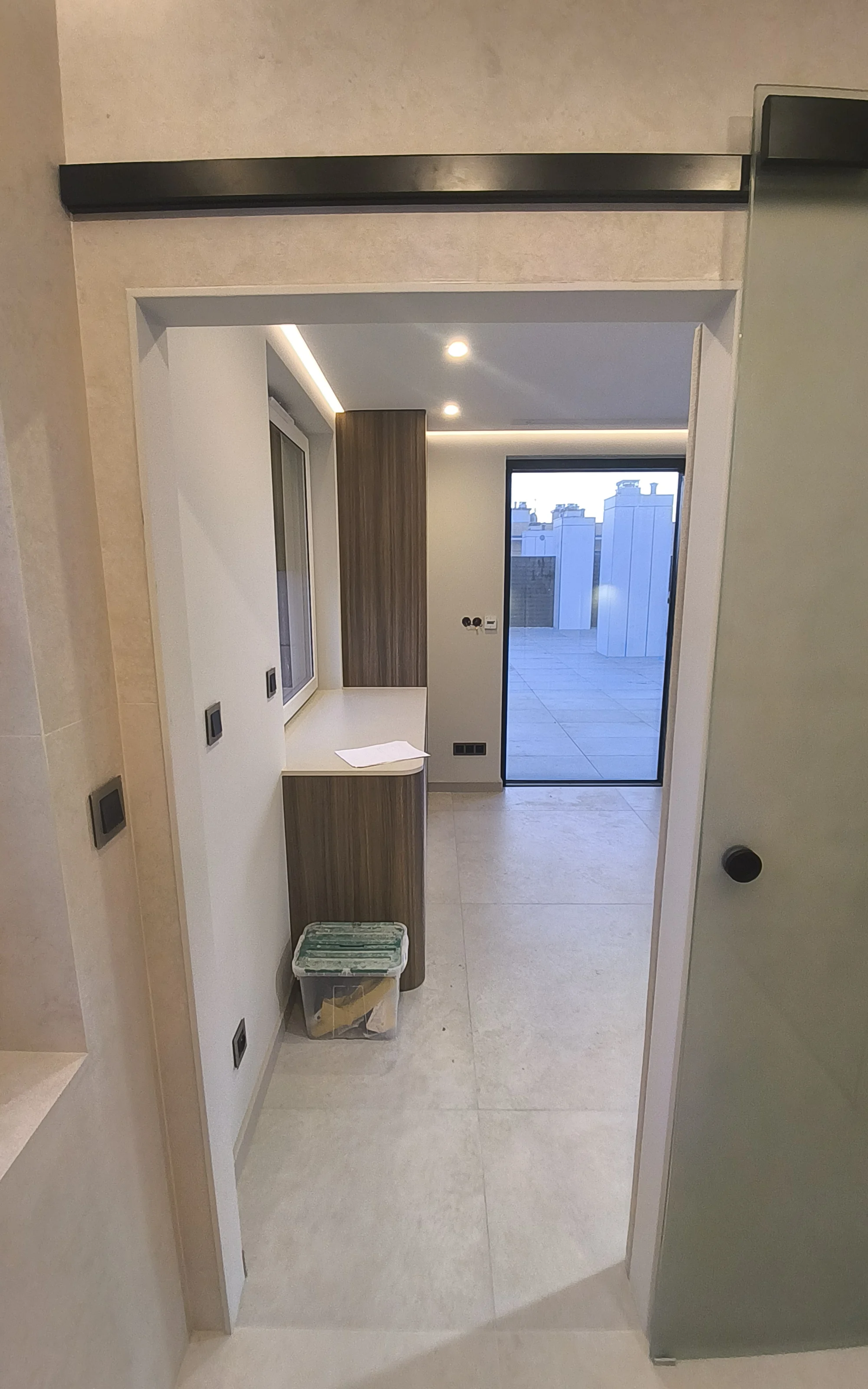 Prace wykończeniowe w przejściu. Apartament dwupoziomowy 120 m² w Siechnicach