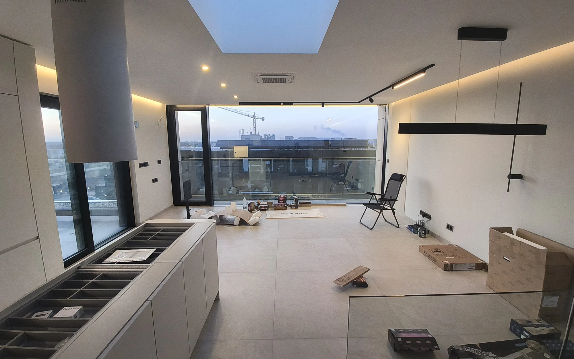 Kuchnia i strefa dzienna podczas montażu. Apartament dwupoziomowy 120 m² w Siechnicach