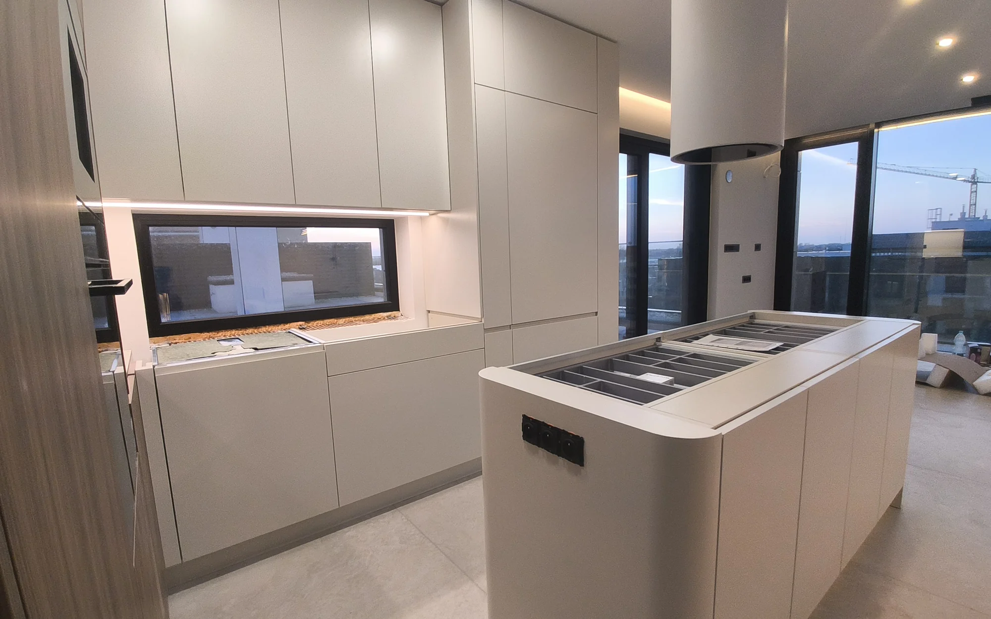 Wyspa kuchenna przed montażem blatu. Apartament dwupoziomowy 120 m² w Siechnicach