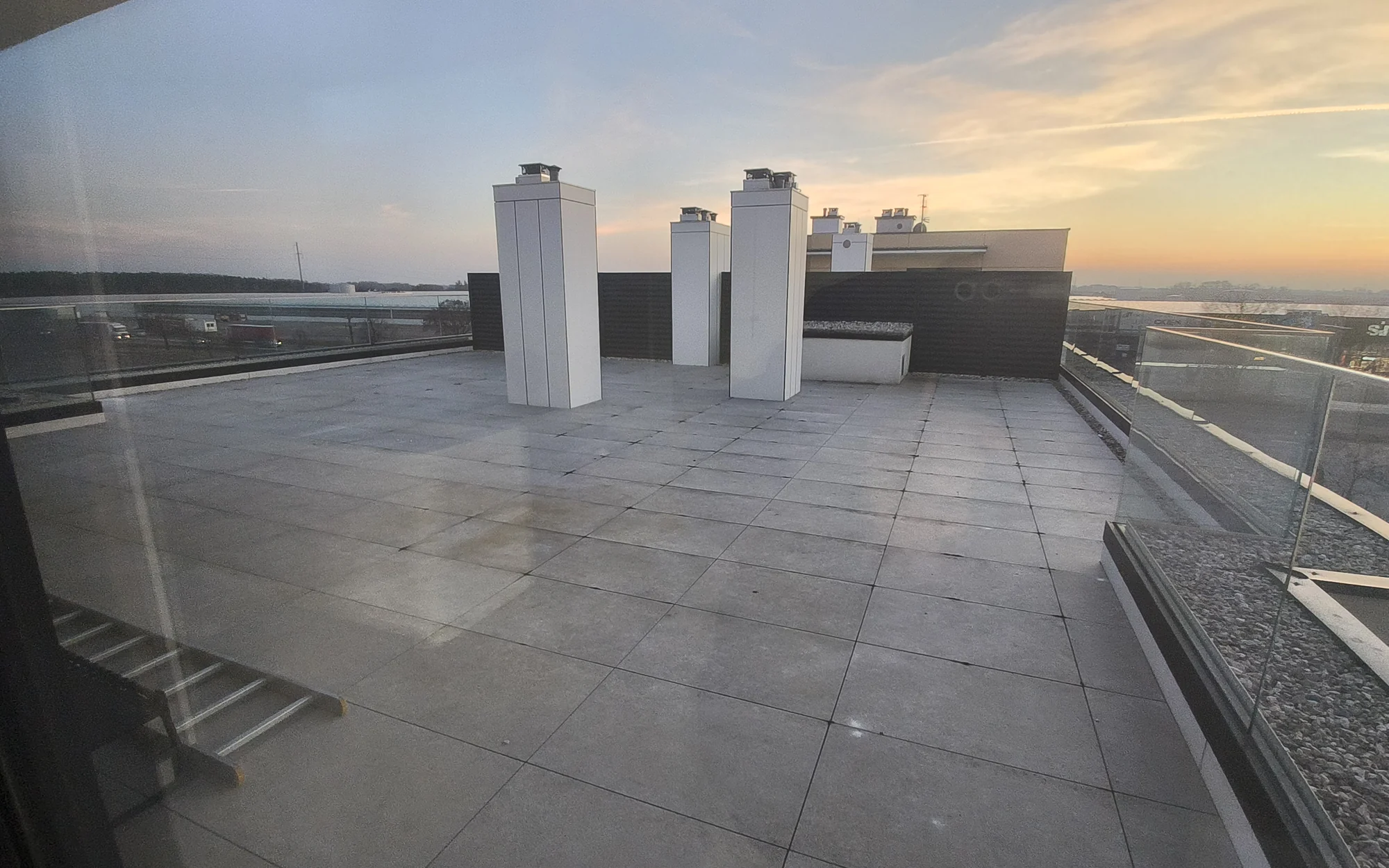 Taras przy apartamencie. Apartament dwupoziomowy 120 m² w Siechnicach