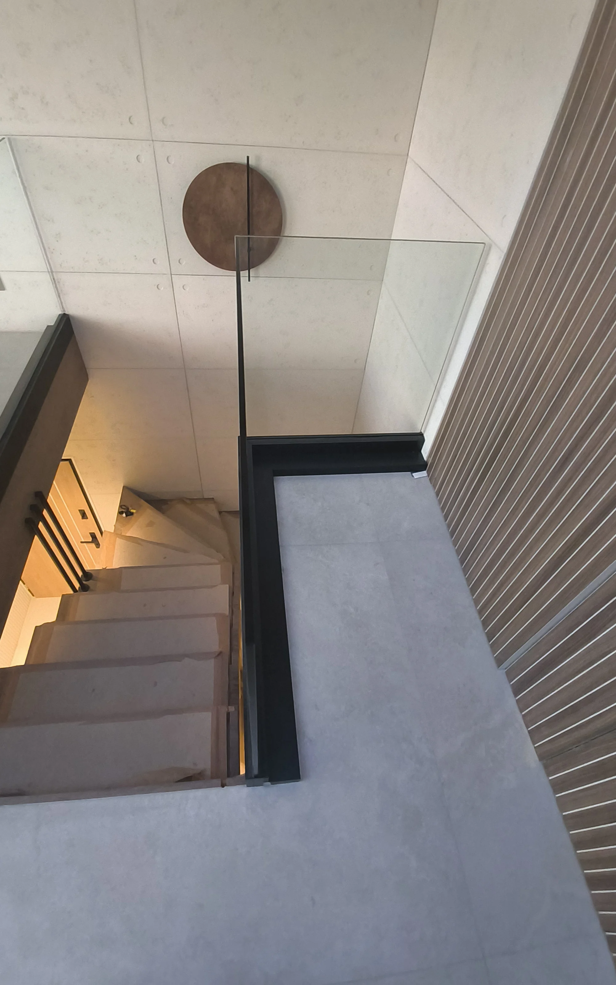 Schody i szklana balustrada. Apartament dwupoziomowy 120 m² w Siechnicach