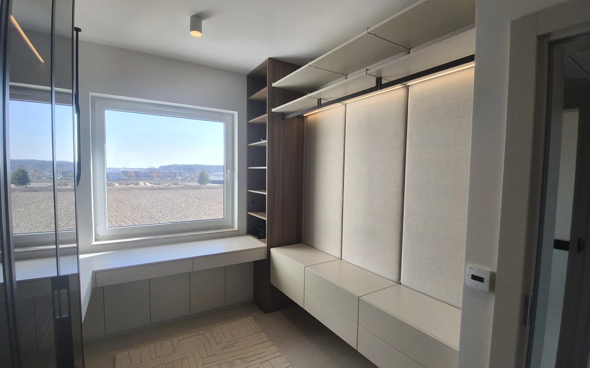 Zabudowa przy oknie. Apartament dwupoziomowy 120 m² w Siechnicach