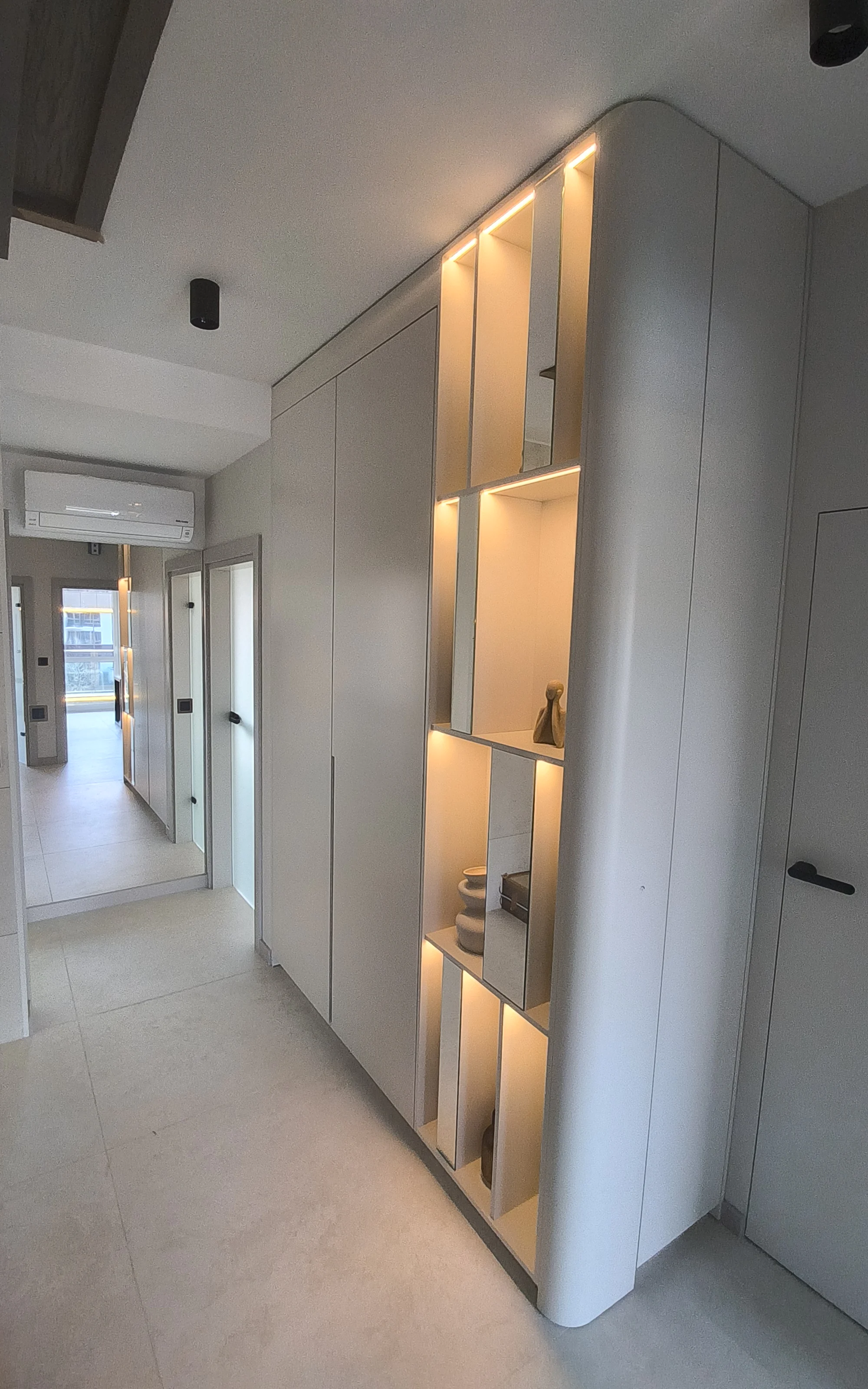 Oświetlenie i zabudowa korytarza. Apartament dwupoziomowy 120 m² w Siechnicach