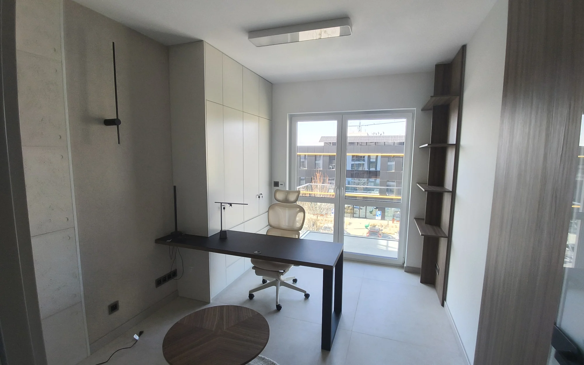Przygotowanie zabudowy pod oknem. Apartament dwupoziomowy 120 m² w Siechnicach