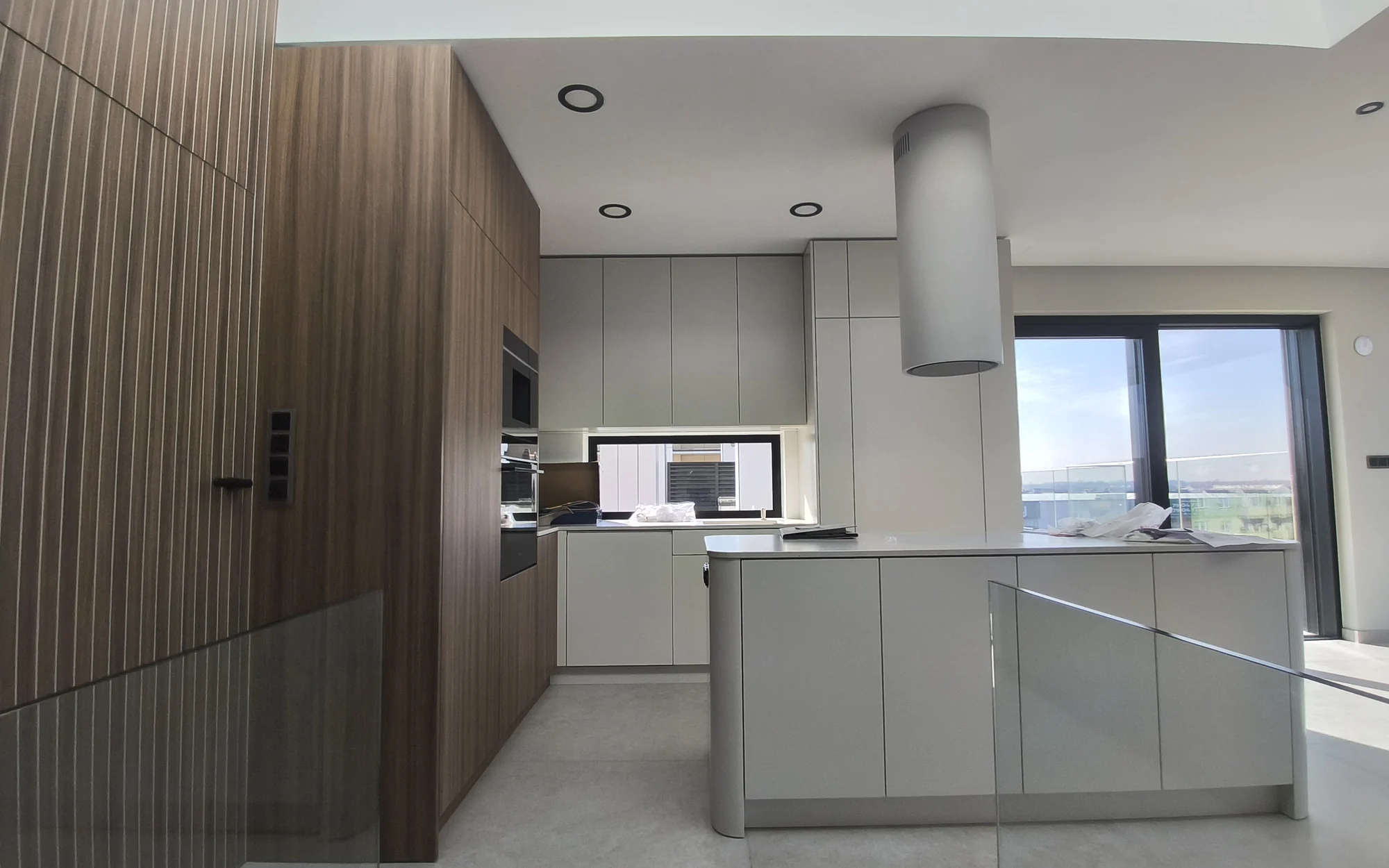 Kuchnia z wyspą i okapem. Apartament dwupoziomowy 120 m² w Siechnicach