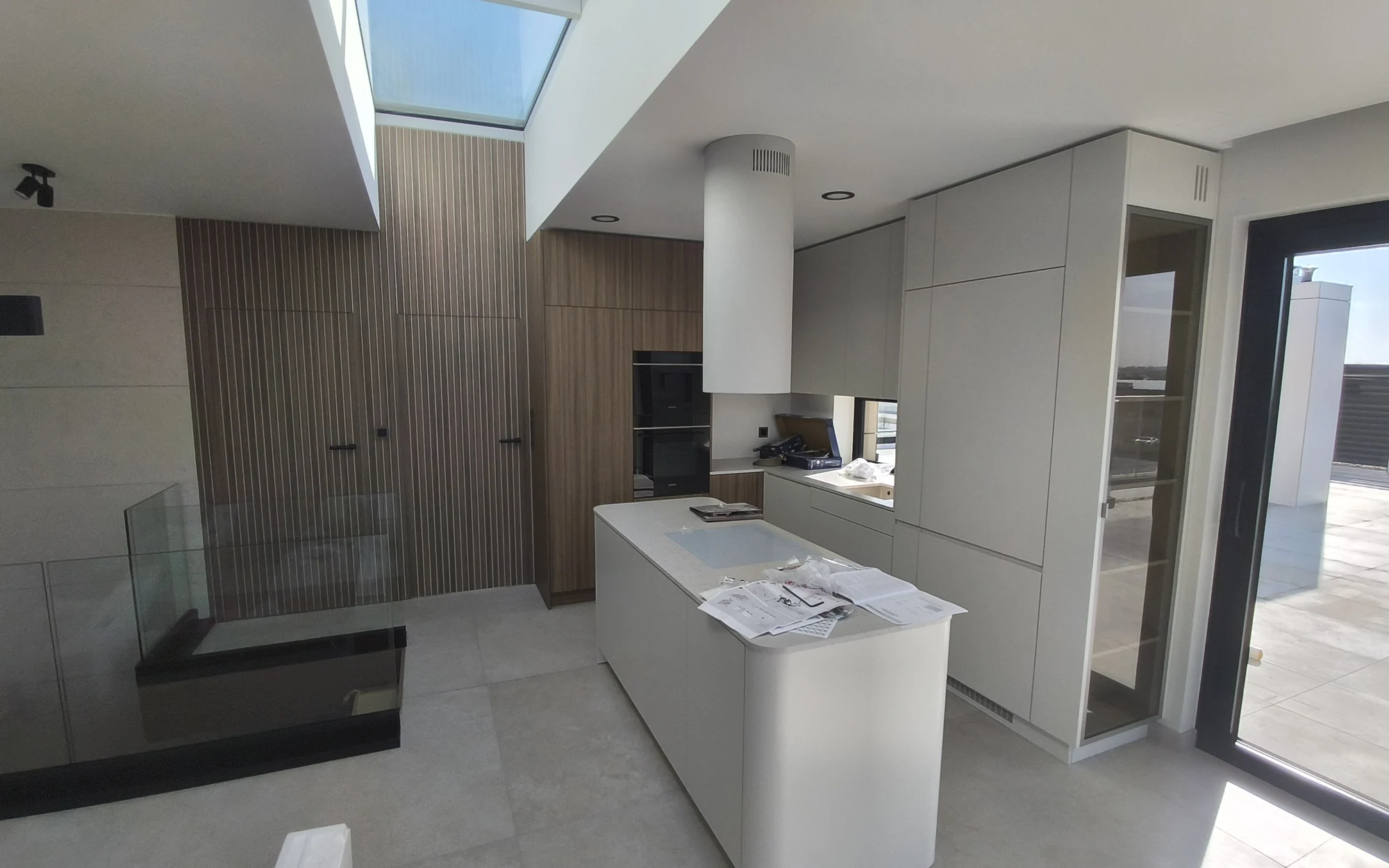 Wyspa kuchenna przy schodach. Apartament dwupoziomowy 120 m² w Siechnicach