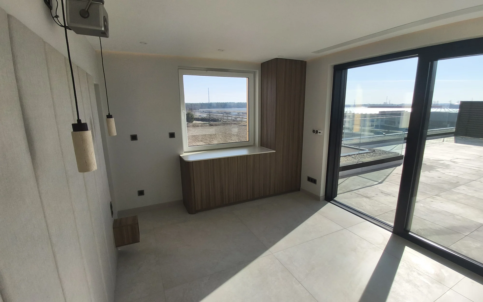 Strefa dzienna z wyjściem na taras. Apartament dwupoziomowy 120 m² w Siechnicach
