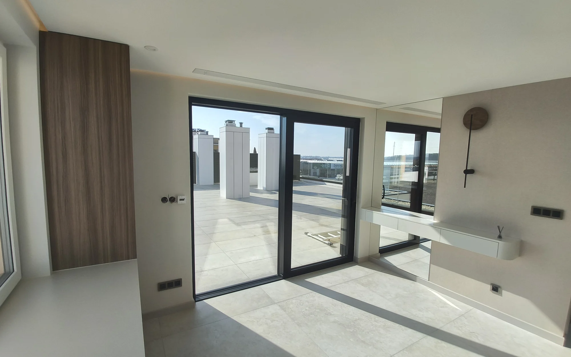 Zabudowa przy oknie, blat i lustro w łazience apartamentu w Siechnicach