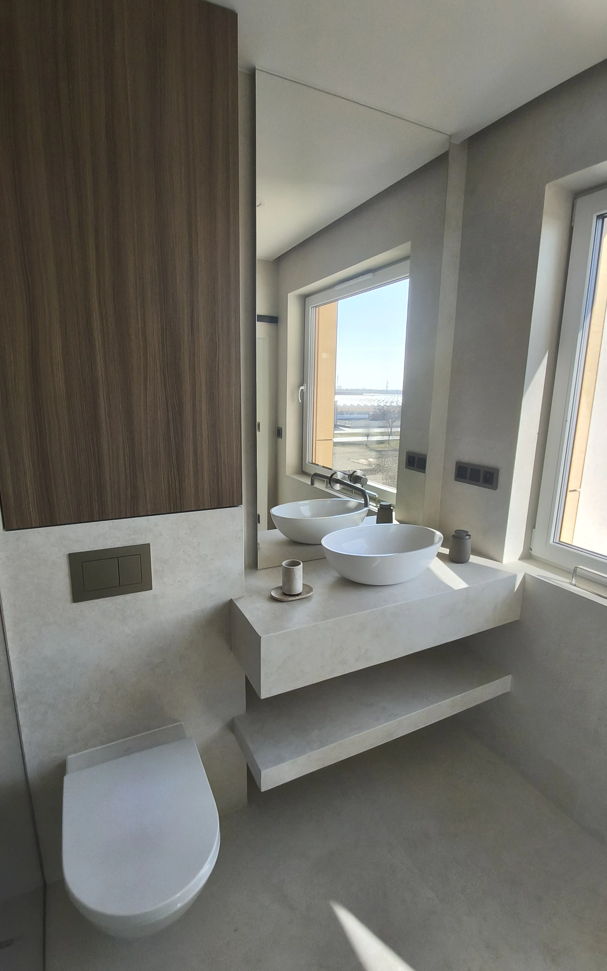 Umywalka nablatowa i lustro. Apartament dwupoziomowy 120 m² w Siechnicach