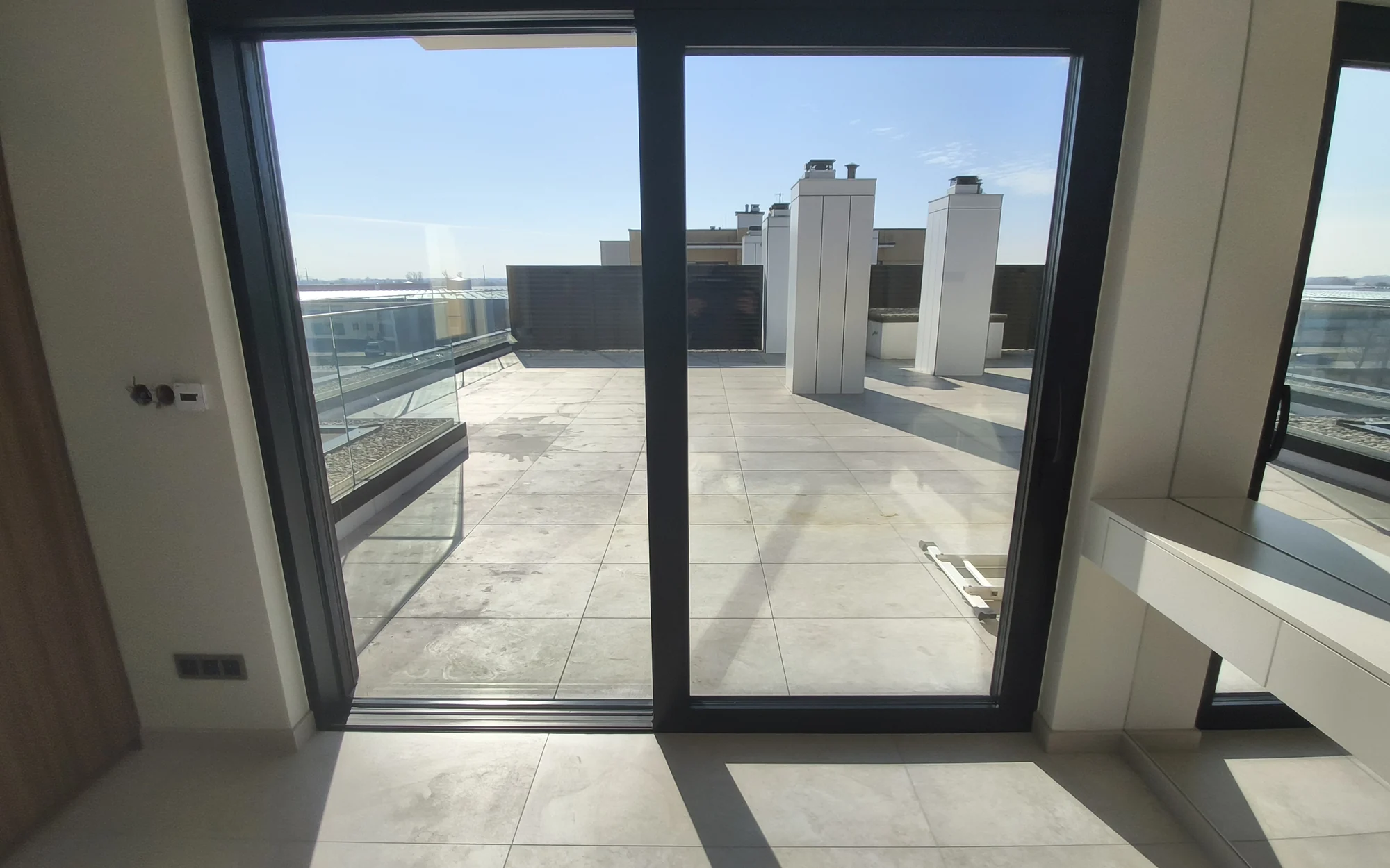 Przeszklenie i wyjście na taras. Apartament dwupoziomowy 120 m² w Siechnicach