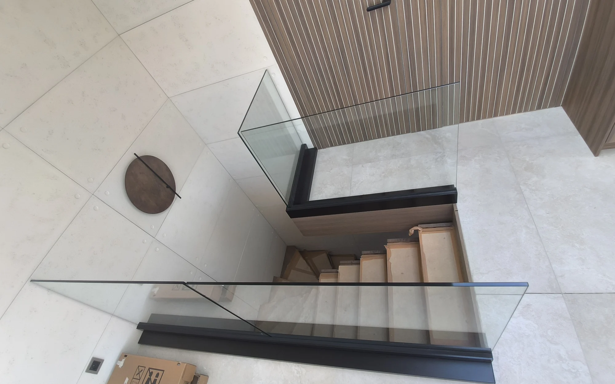 Schody widziane z górnego poziomu. Apartament dwupoziomowy 120 m² w Siechnicach