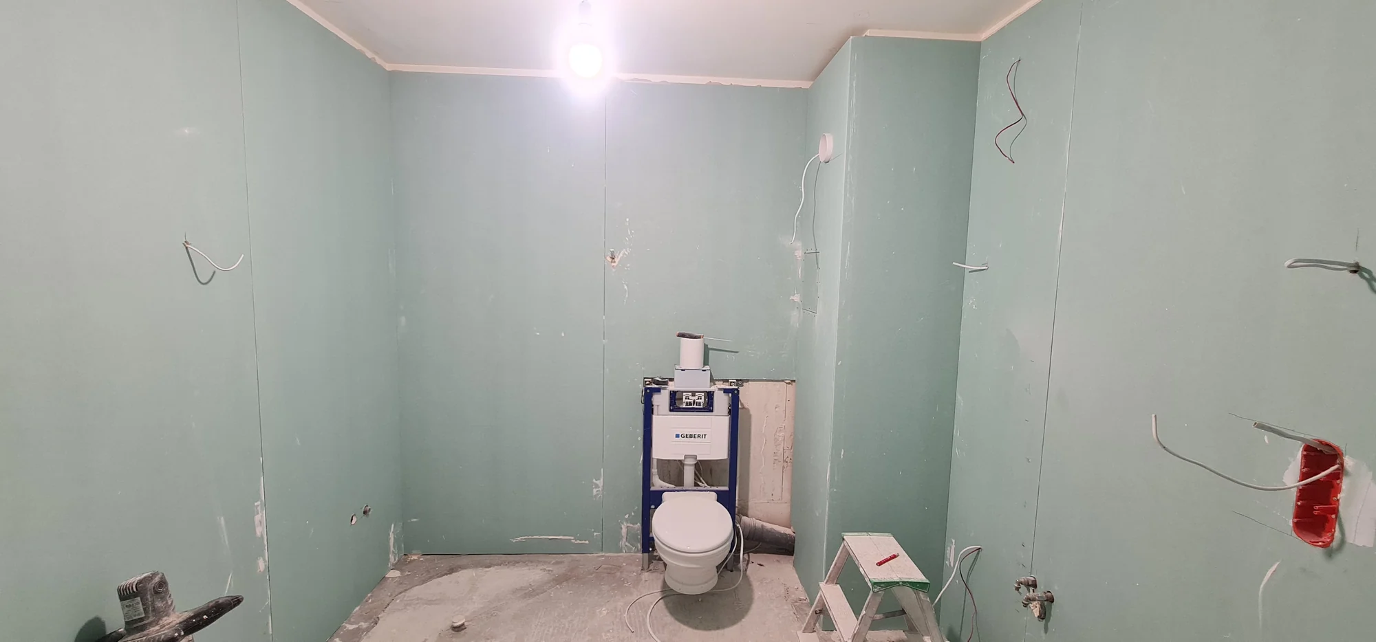 Zabudowa i przygotowanie instalacji. Metamorfoza łazienki we Wrocławiu, okolice ul. Obornickiej