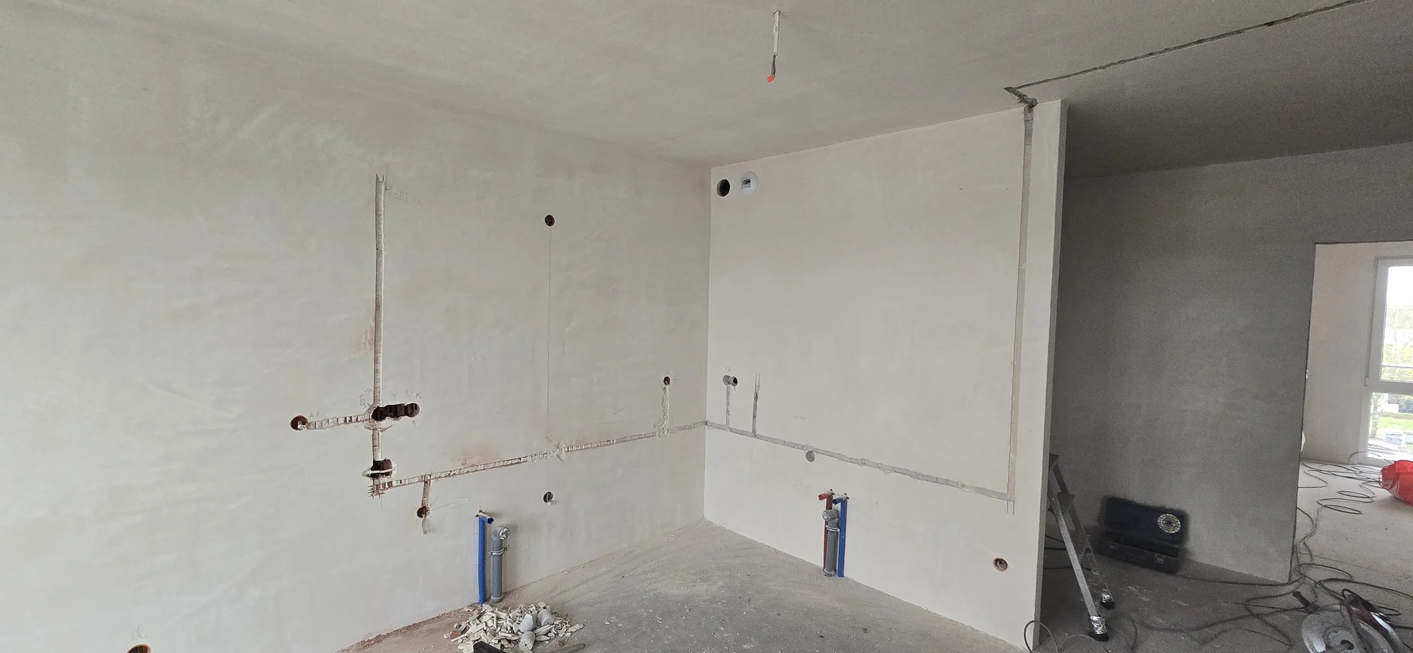 Przyłącza przed wykonaniem kuchni. Mieszkanie 3-pokojowe 52 m² w Siechnicach