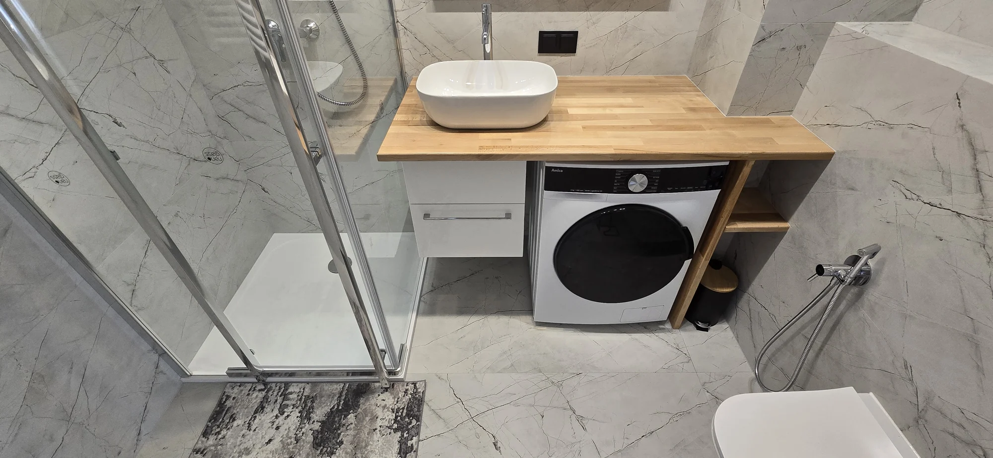 Blat łazienkowy i pralka. Mieszkanie 3-pokojowe 52 m² w Siechnicach
