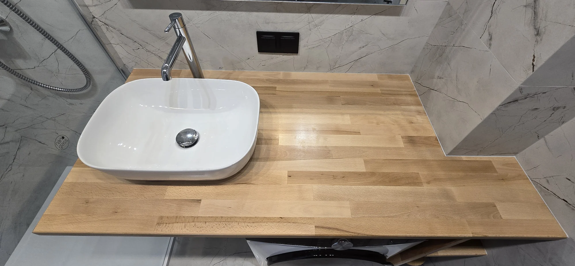 Drewniany blat z umywalką. Mieszkanie 3-pokojowe 52 m² w Siechnicach