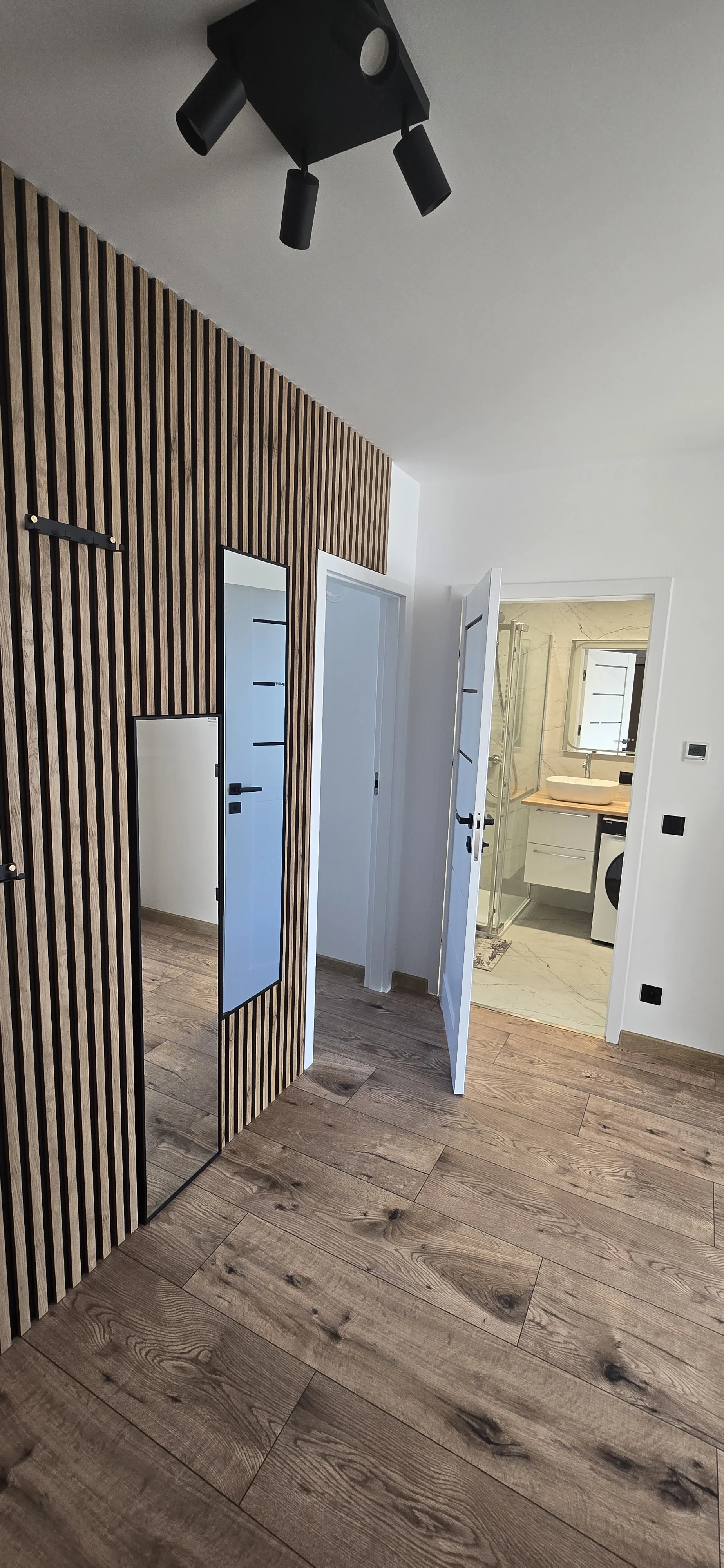 Przejście z lamelami. Mieszkanie 3-pokojowe 52 m² w Siechnicach
