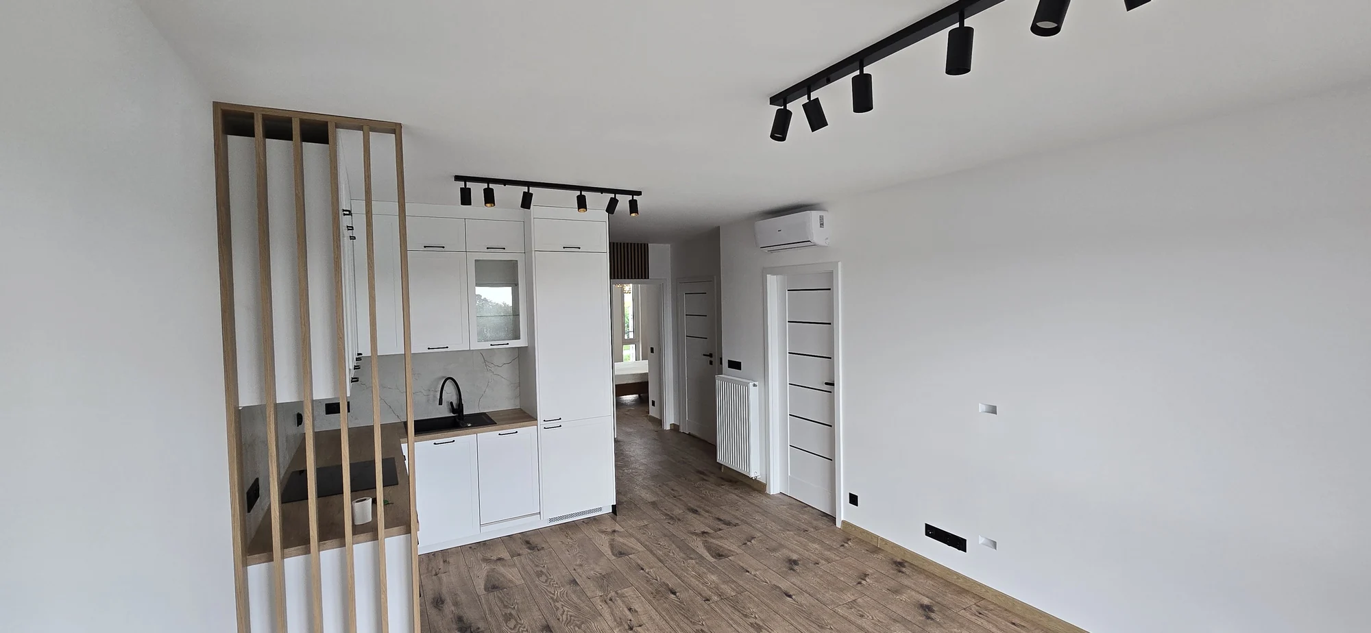 Część dzienna i aneks kuchenny. Mieszkanie 3-pokojowe 52 m² w Siechnicach