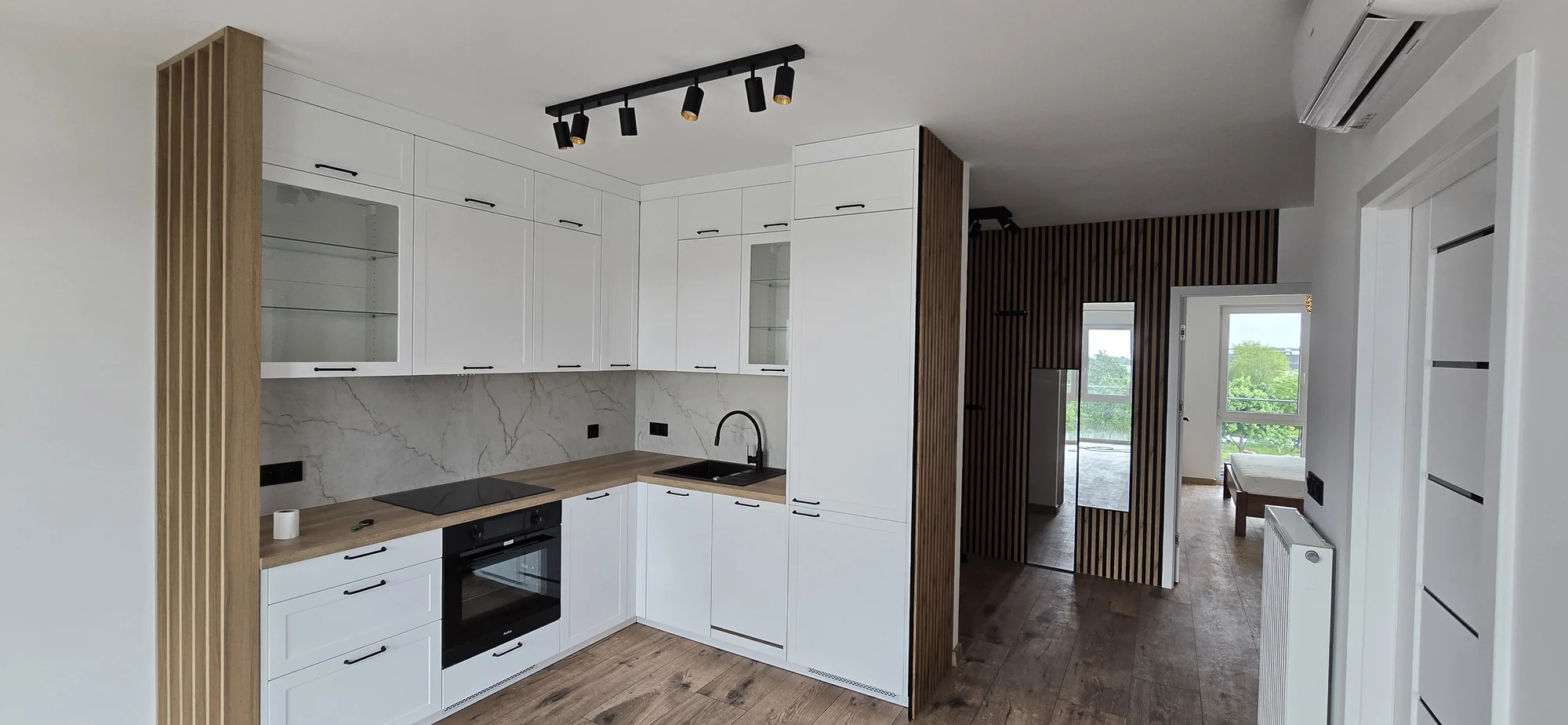 Kuchnia widziana od strony pokoju. Mieszkanie 3-pokojowe 52 m² w Siechnicach