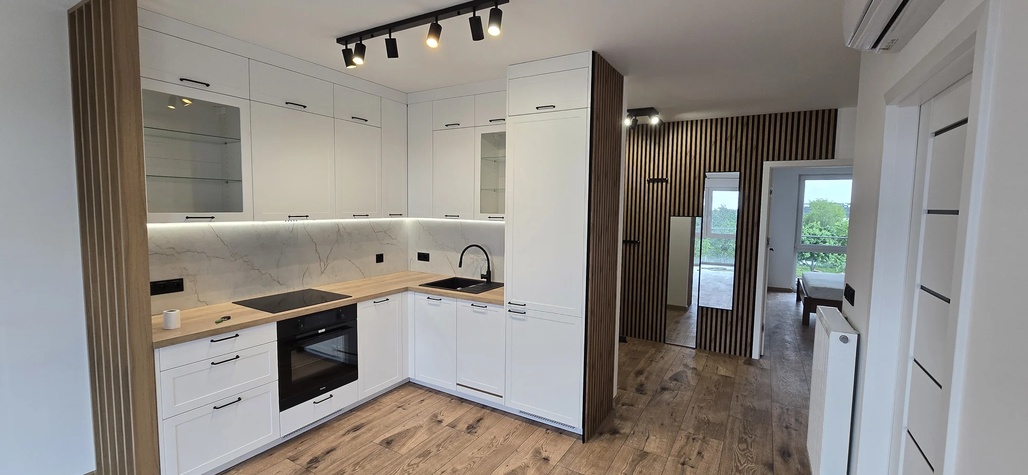 Blat kuchenny i oświetlenie. Mieszkanie 3-pokojowe 52 m² w Siechnicach
