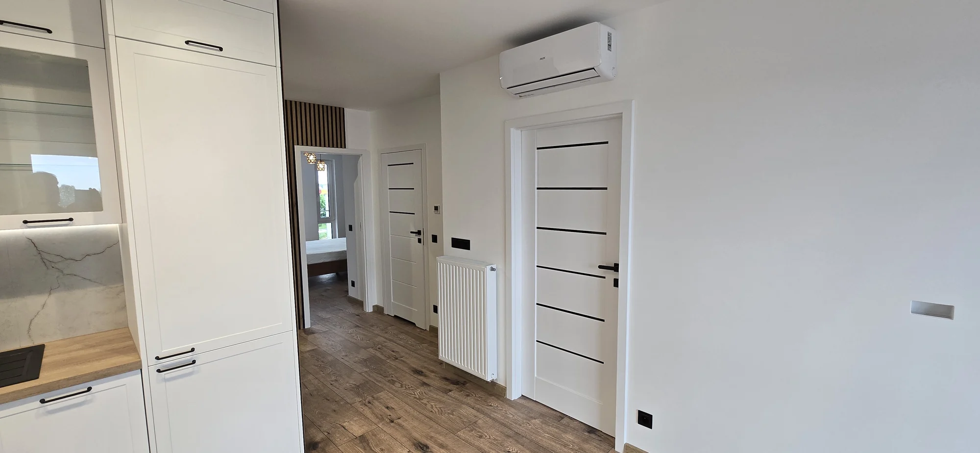 Drzwi i jednostka klimatyzacji. Mieszkanie 3-pokojowe 52 m² w Siechnicach