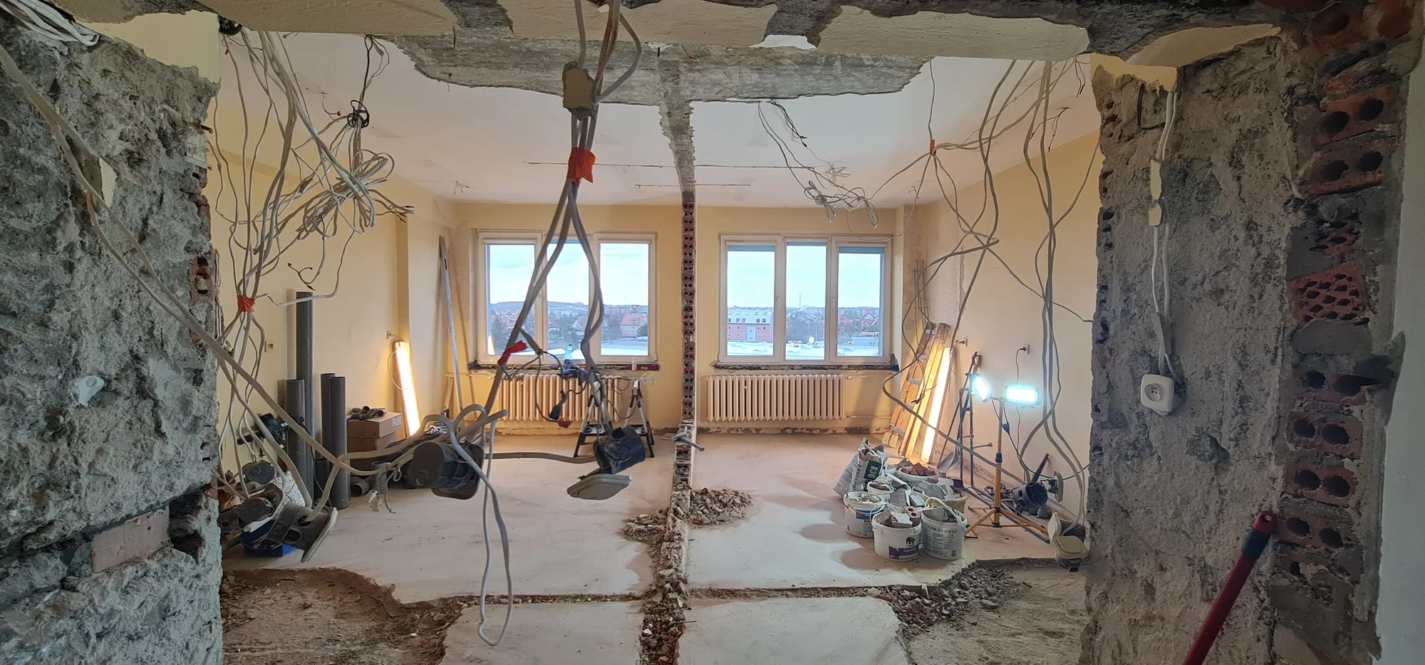 Demontaż i odsłonięte instalacje. Modernizacja pomieszczeń medycznych w Oławie