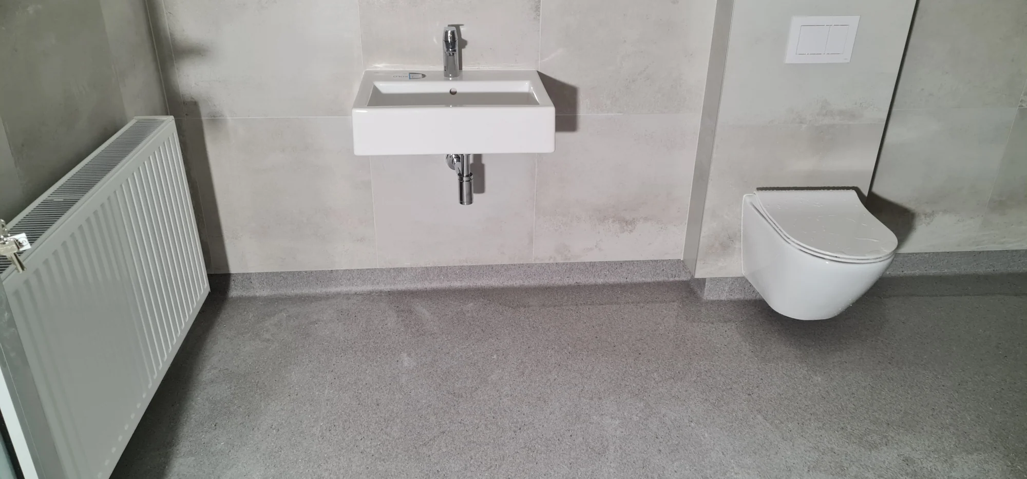 Montaż wyposażenia sanitarnego. Modernizacja pomieszczeń medycznych w Oławie