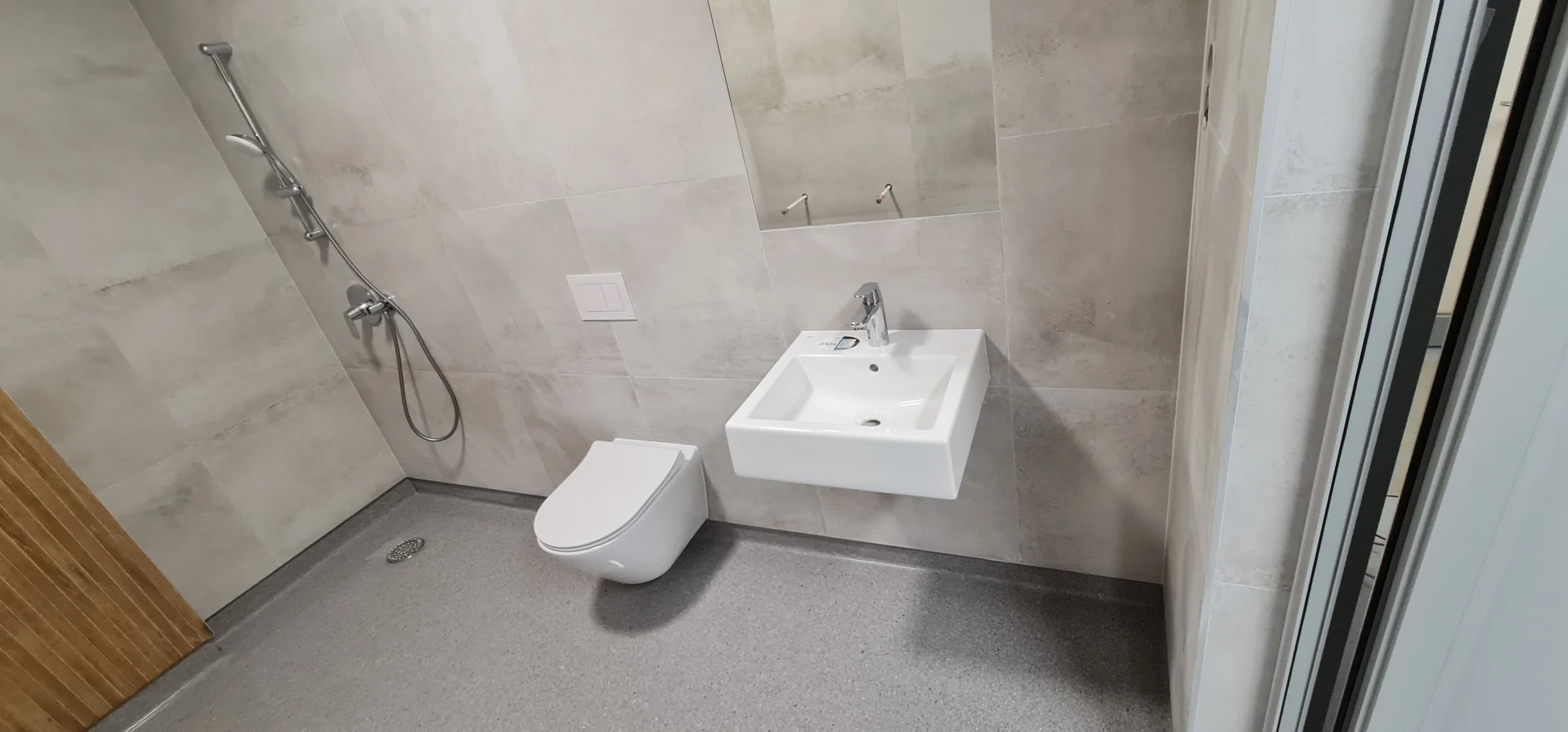 Łazienka na etapie montażu. Modernizacja pomieszczeń medycznych w Oławie