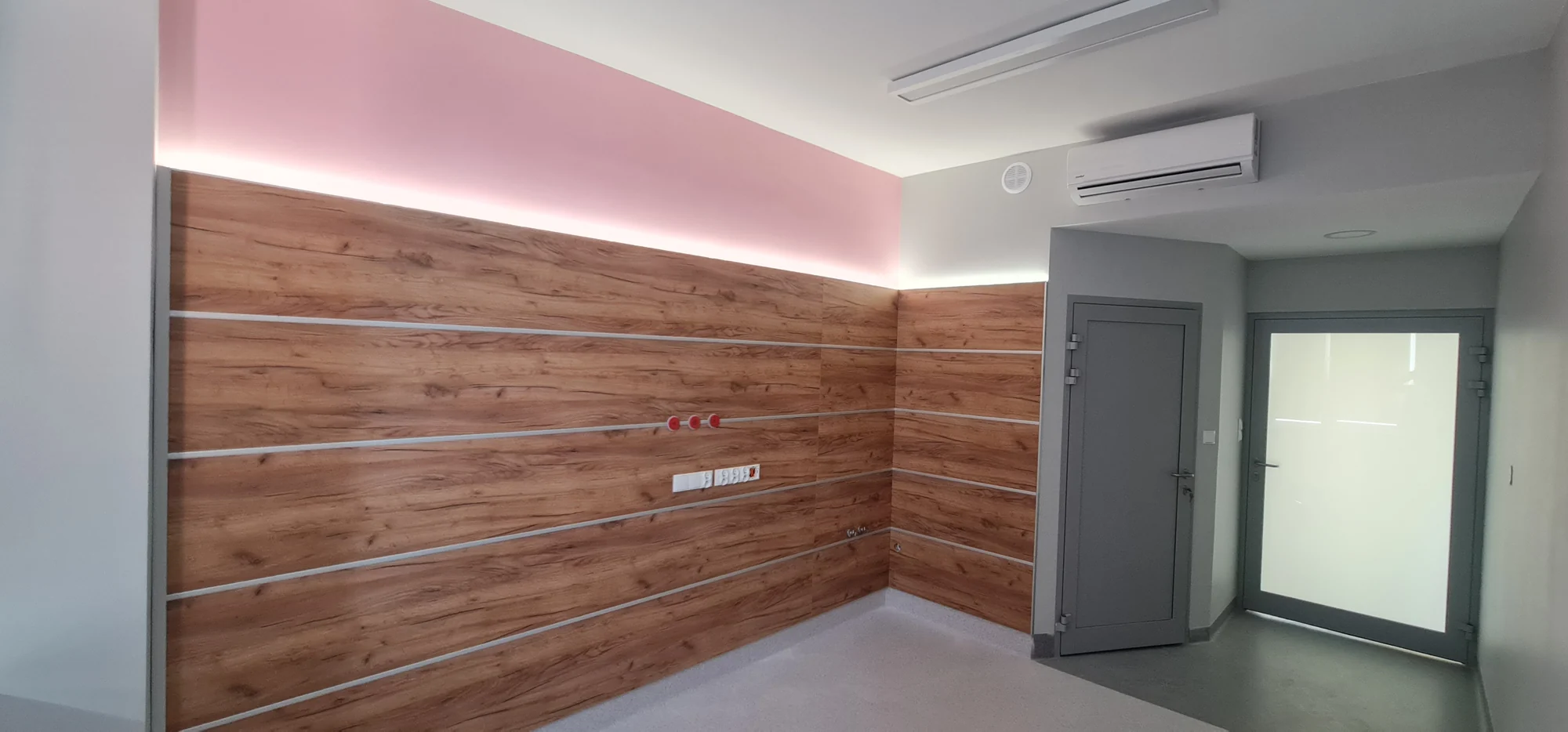 Oświetlenie dekoracyjne podczas wykończenia. Modernizacja pomieszczeń medycznych w Oławie