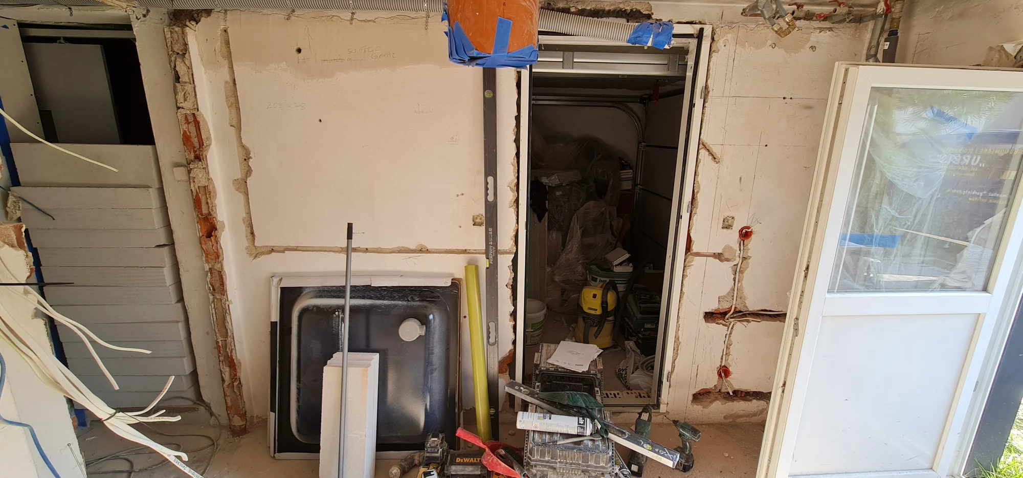 Instalacje przed przebudową. Przebudowa pomieszczenia technicznego we Wrocławiu