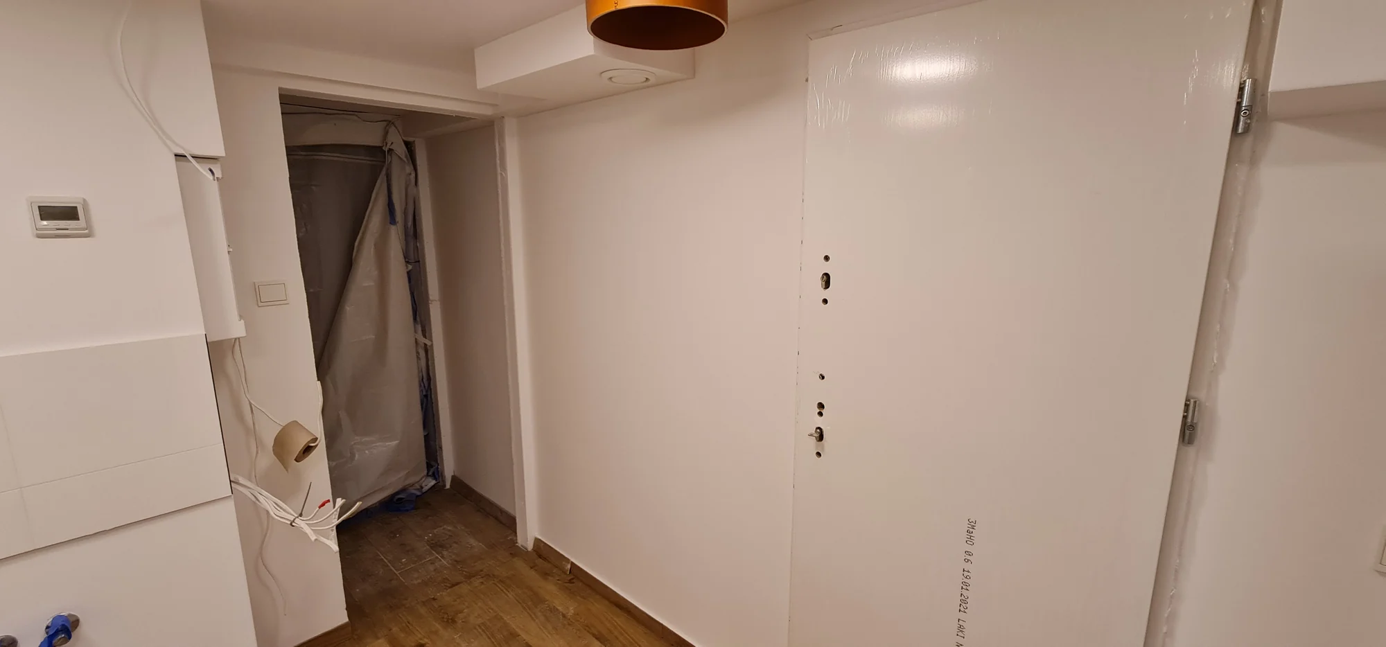 Ściana przed montażem wyposażenia. Przebudowa pomieszczenia technicznego we Wrocławiu
