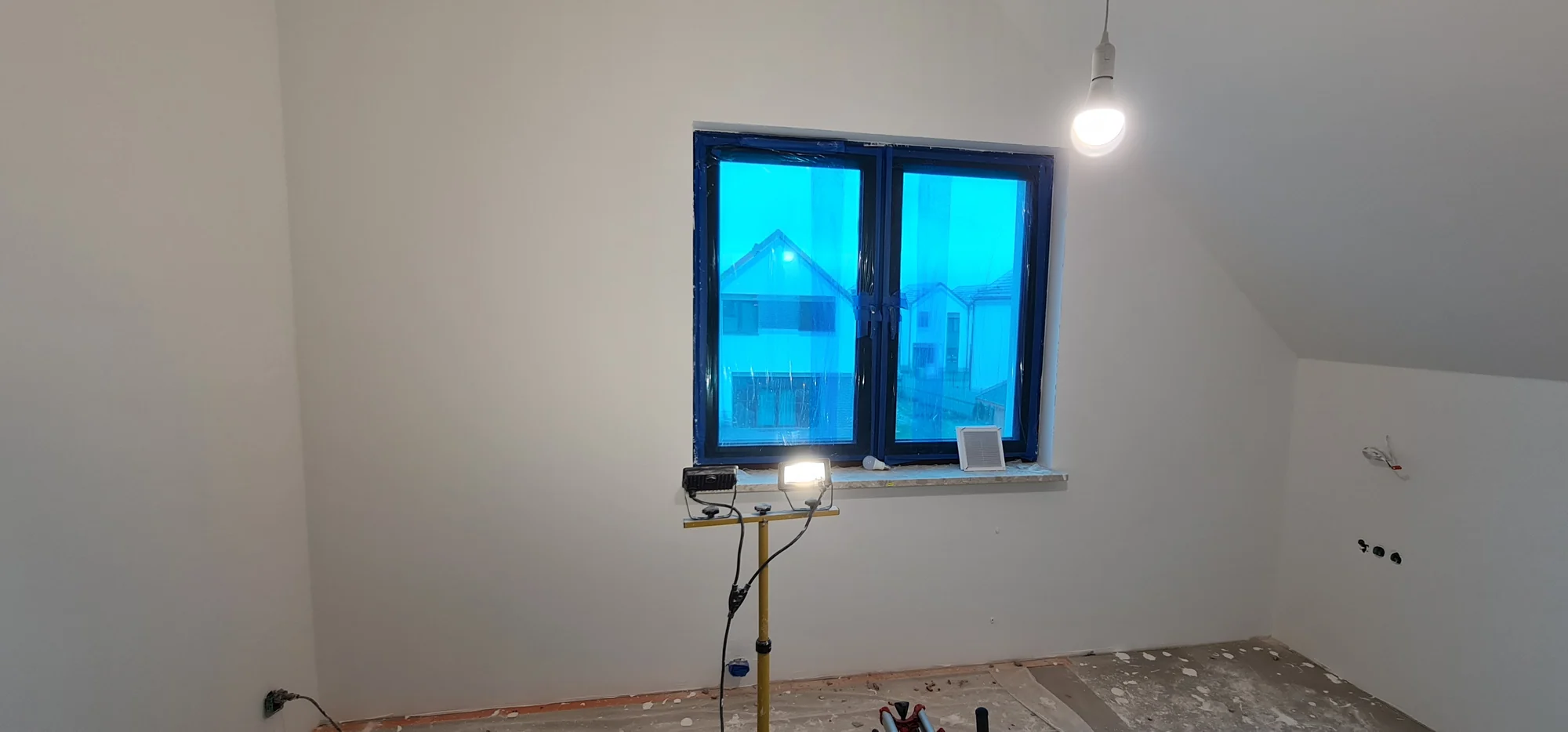 Przygotowanie ścian i instalacji. Remont domu rodzinnego we Wrocławiu