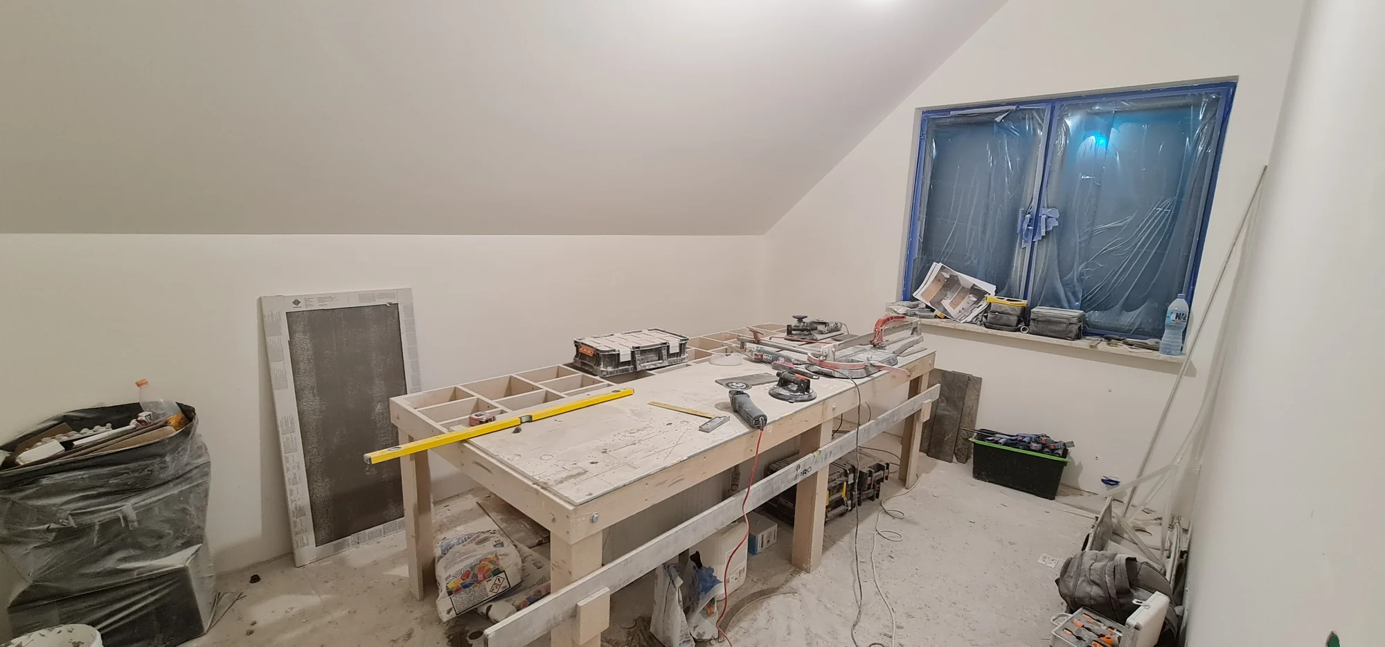 Prace przy ścianach i podłodze. Remont domu rodzinnego we Wrocławiu