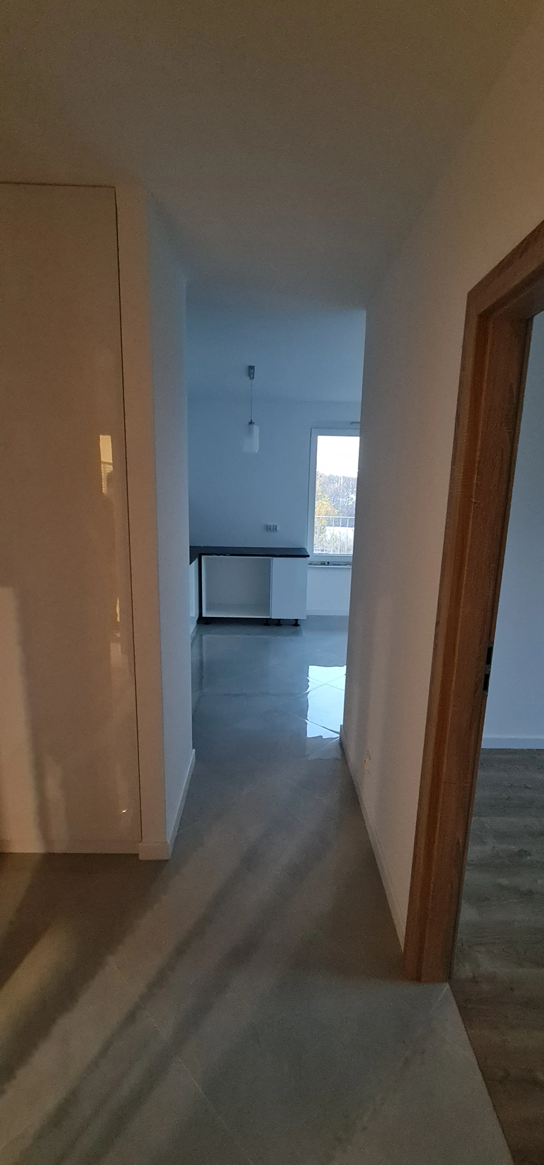 Przejście między pomieszczeniami. Remont domu rodzinnego we Wrocławiu