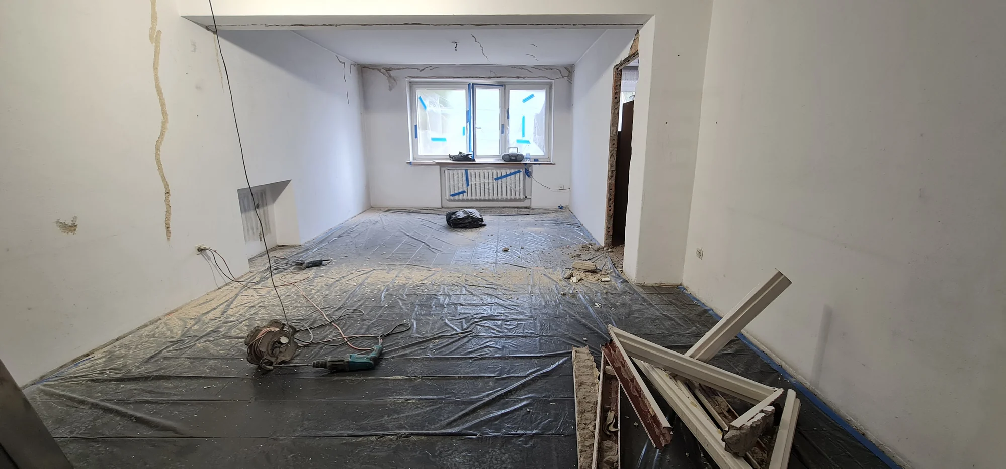 Pomieszczenie przed przygotowaniem powierzchni. Renowacja pomieszczeń we Wrocławiu